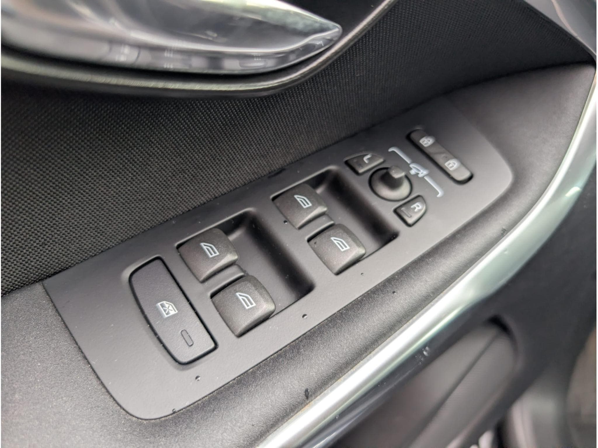 Volvo V40 D3 150 CH BOITE AUTOMATIQUE (2018) - Photo 19