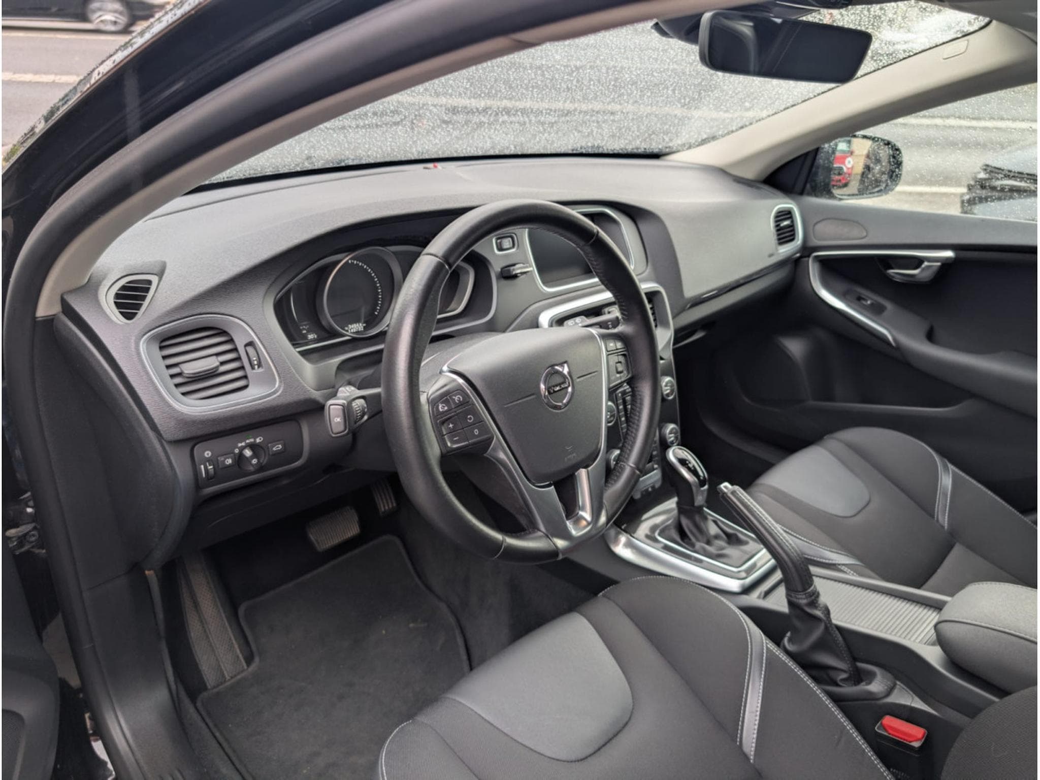 Volvo V40 D3 150 CH BOITE AUTOMATIQUE (2018) - Photo 4