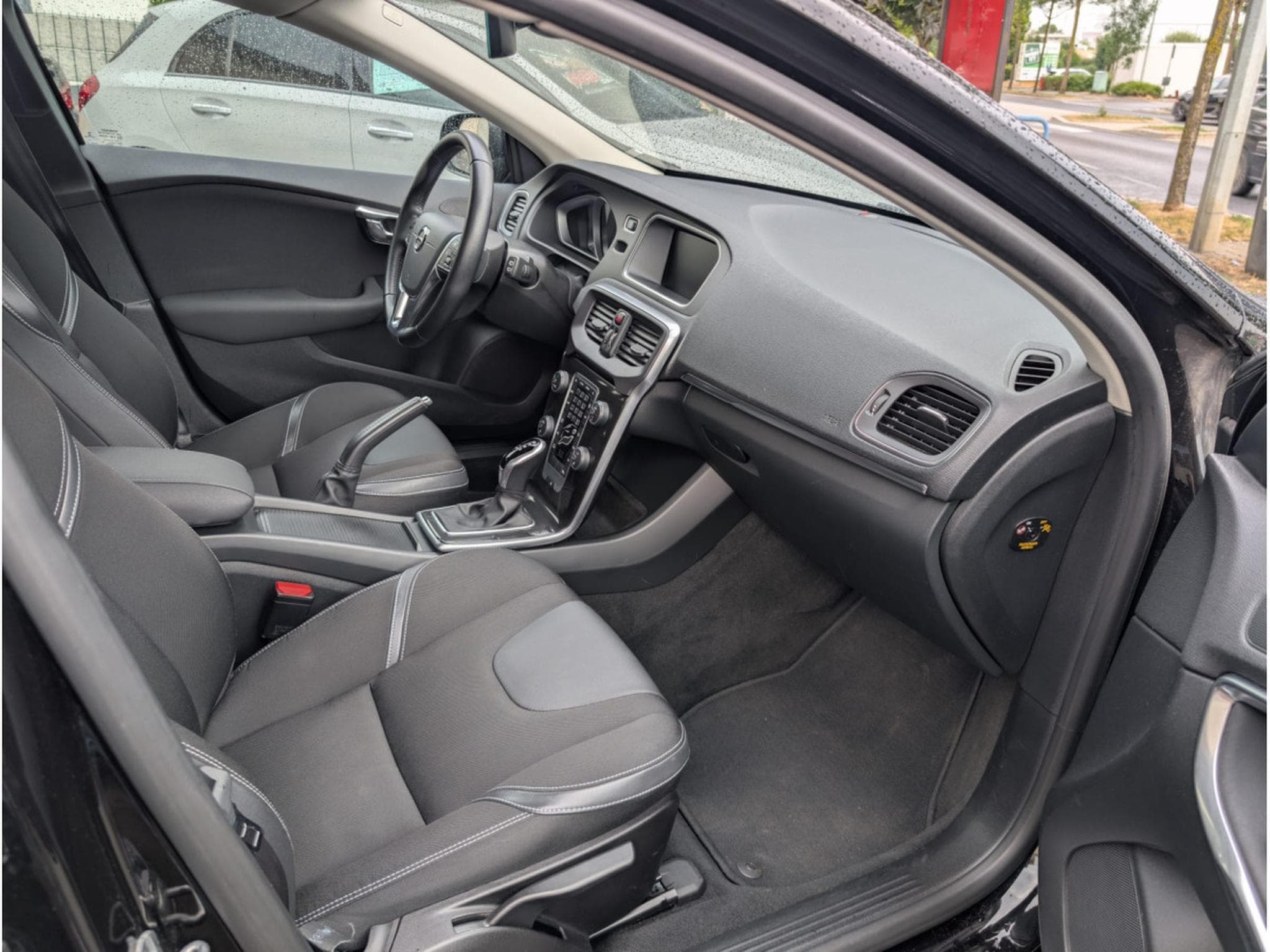 Volvo V40 D3 150 CH BOITE AUTOMATIQUE (2018) - Photo 9