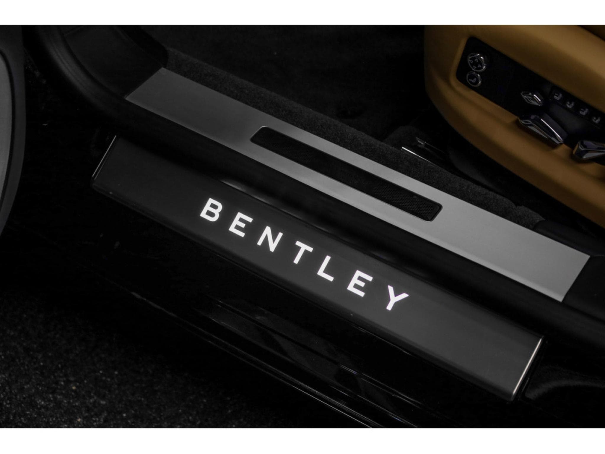 Bentley Flying Spur V8 (2021) - Foto 24