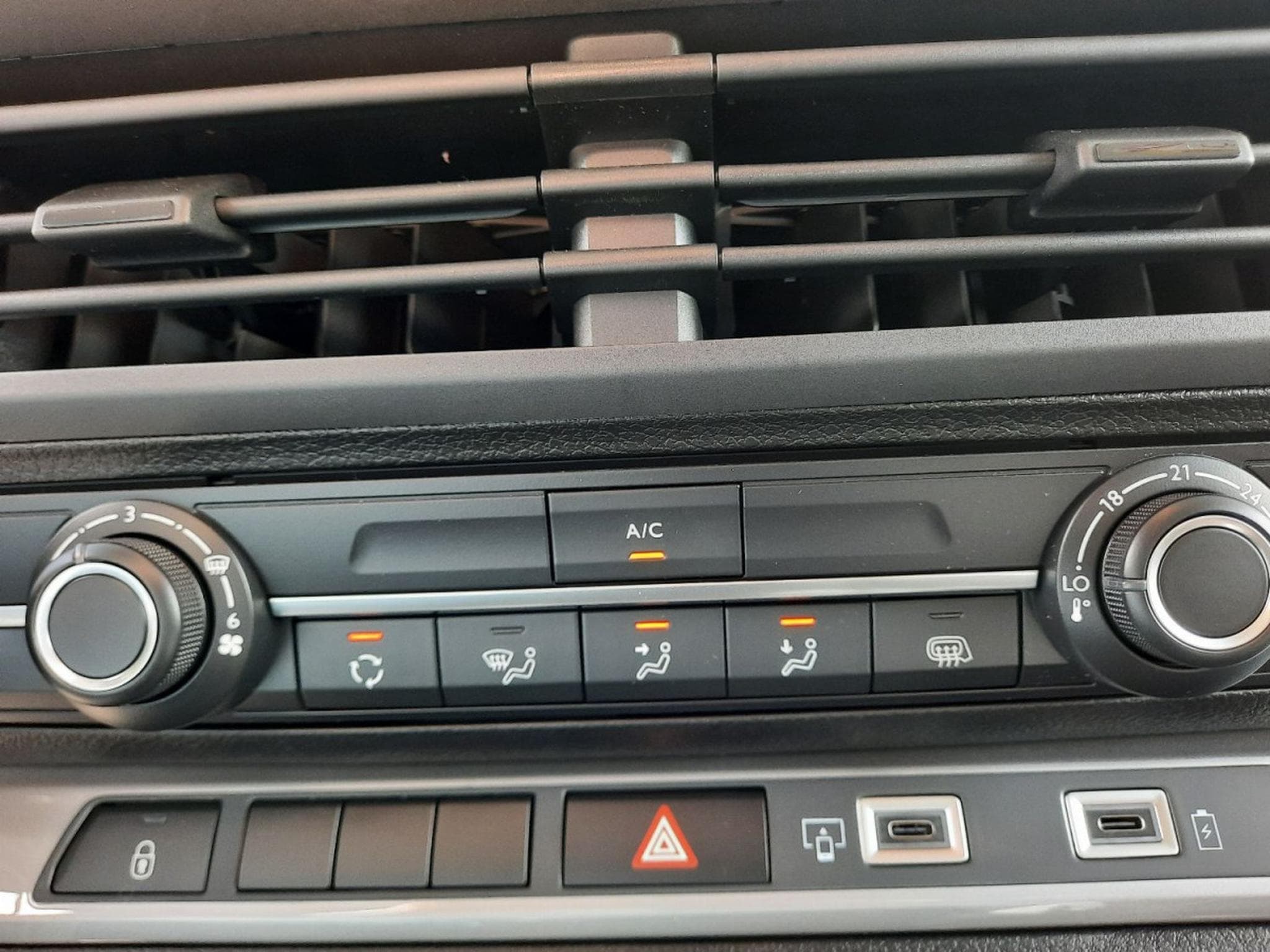 Peugeot Traveller 2.0 BlueHDI 180 AT8 Confort (2026) - Photo 21