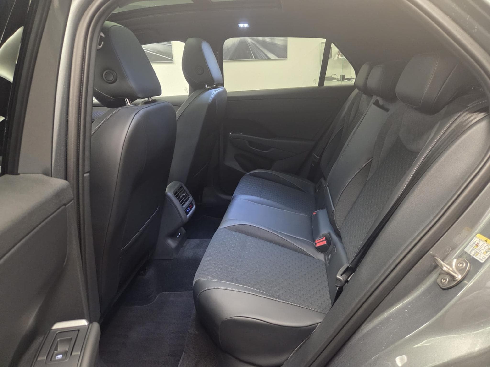 VW T-Roc T-ROC TSI R-Line 150 CV / 110 KW  DSG (2026) - Photo 6
