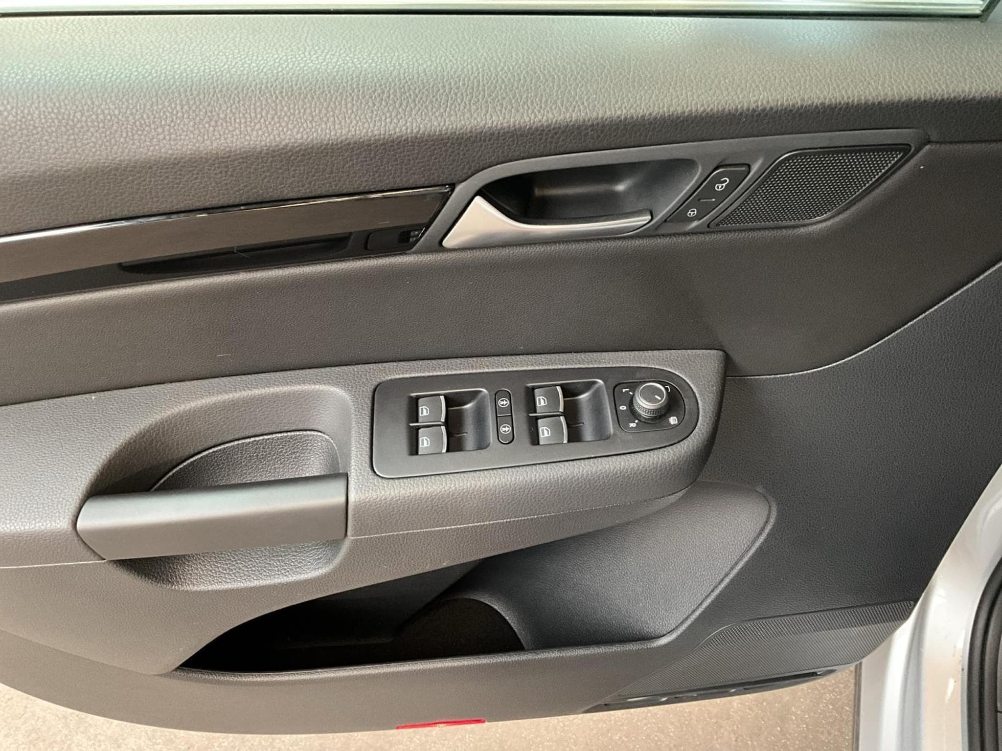 VW Sharan Highline+DSG+7Sitze+P.Confort+AHK+Pano (2020) - Photo 14