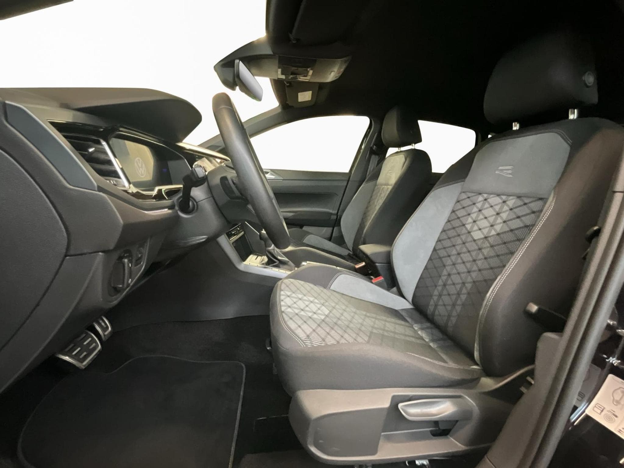 VW Polo R-Line+DSG+Park&Comfort+IQ-Drive (2025) - Photo 11