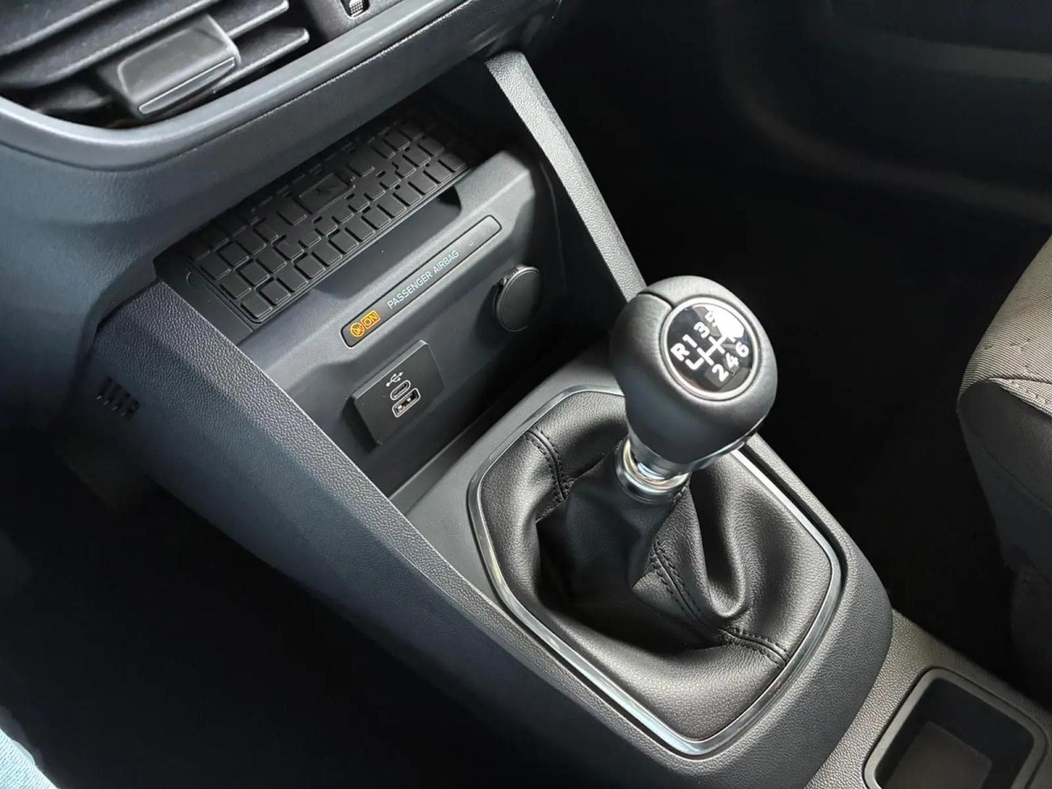 Ford Tourneo 1.0i Ecoboost 126 Titanium (2026) - Photo 19