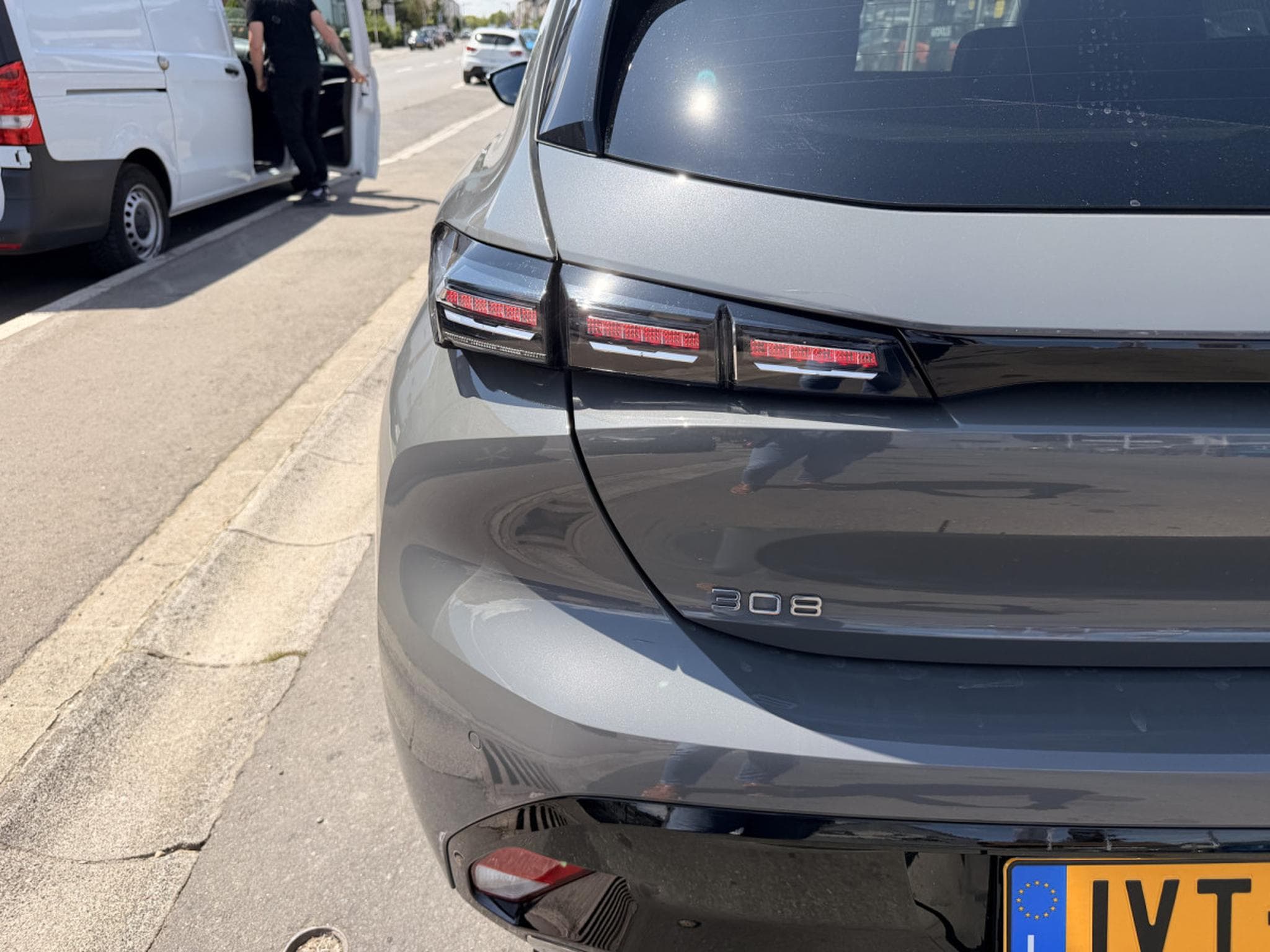 Peugeot 308 1.2 Hybride 145 ALLURE e-DCS6 (2025) - Foto 11