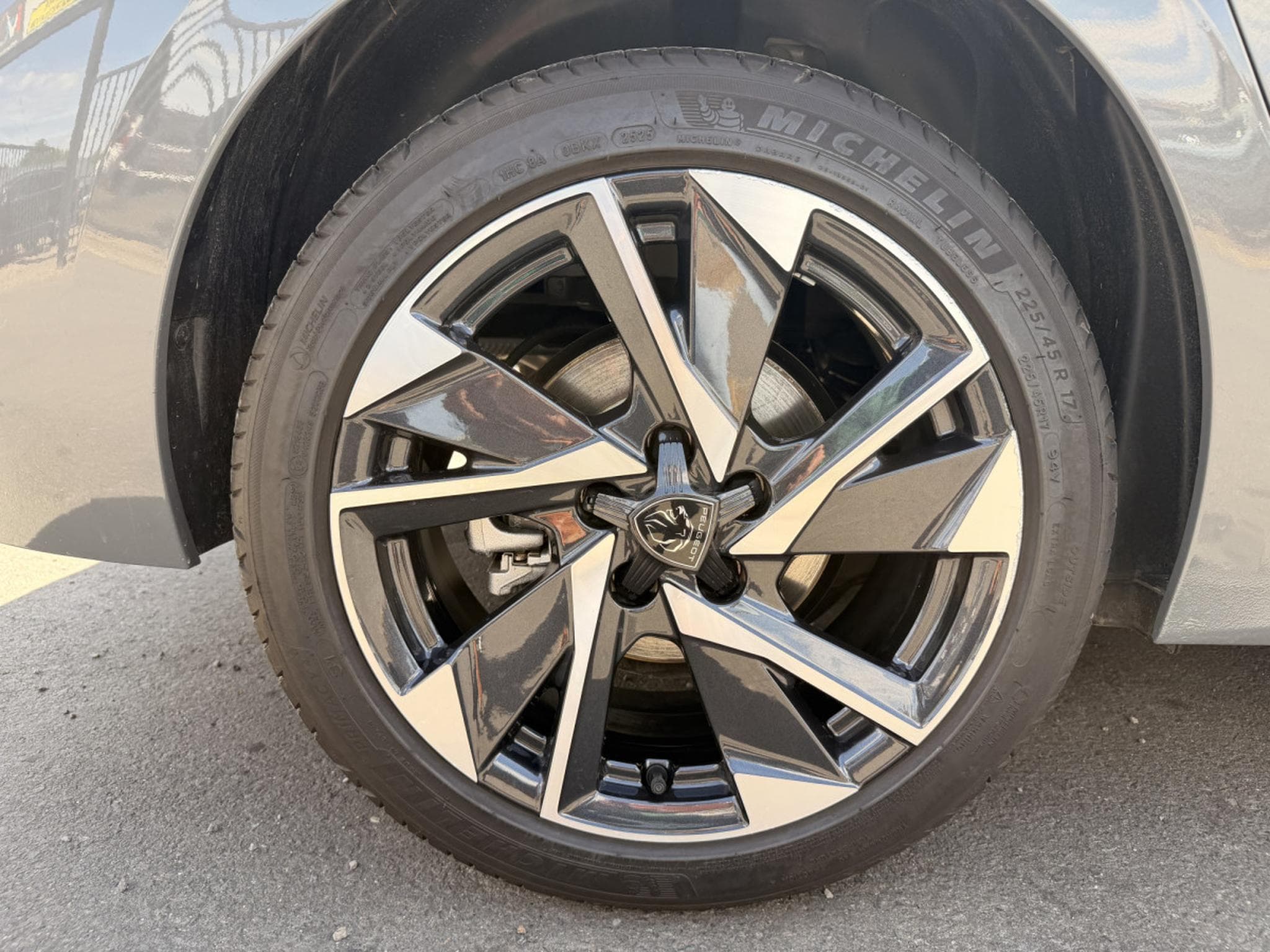 Peugeot 308 1.2 Hybride 145 ALLURE e-DCS6 (2025) - Foto 12