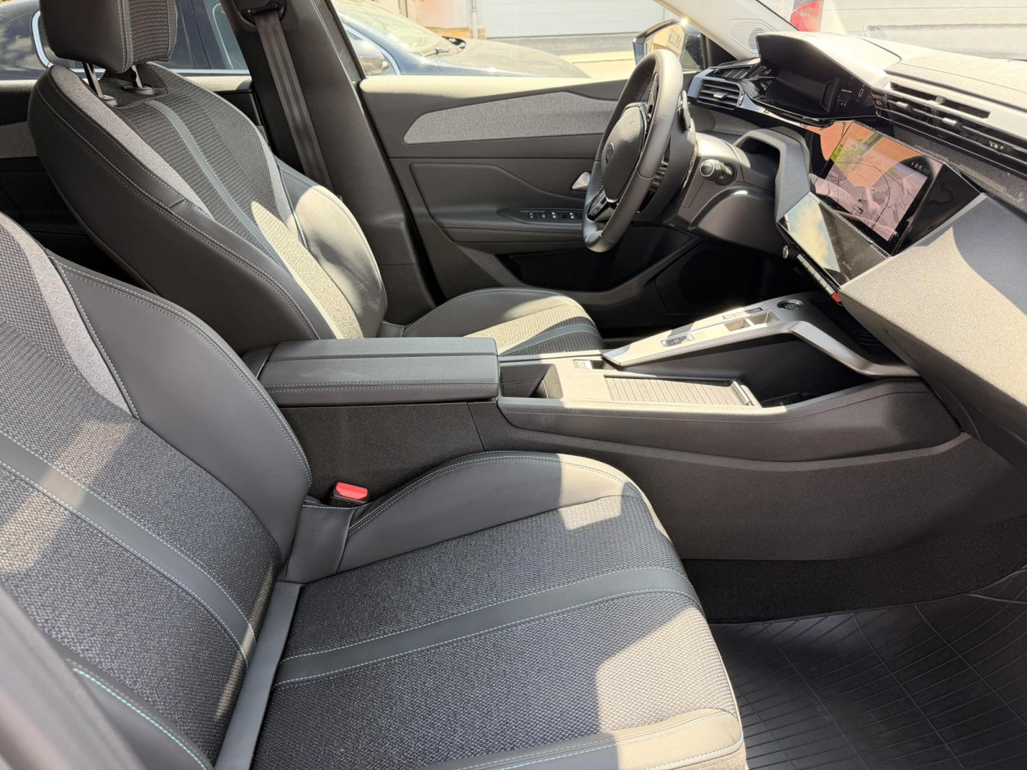 Peugeot 308 1.2 Hybride 145 ALLURE e-DCS6 (2025) - Foto 13