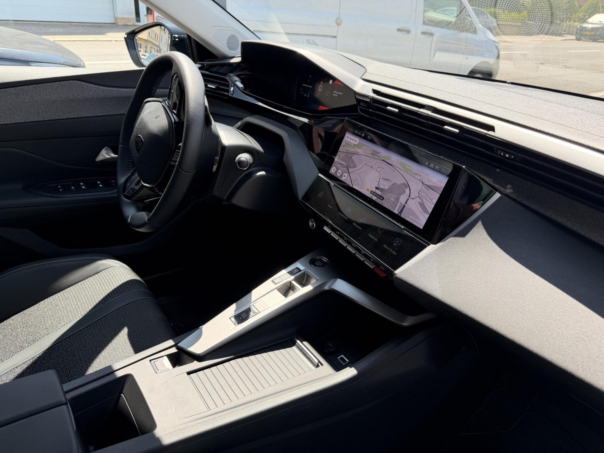 Peugeot 308 1.2 Hybride 145 ALLURE e-DCS6 (2025) - Foto 15