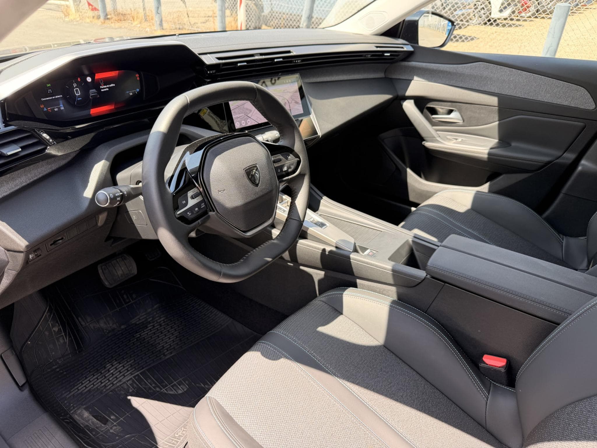 Peugeot 308 1.2 Hybride 145 ALLURE e-DCS6 (2025) - Foto 16