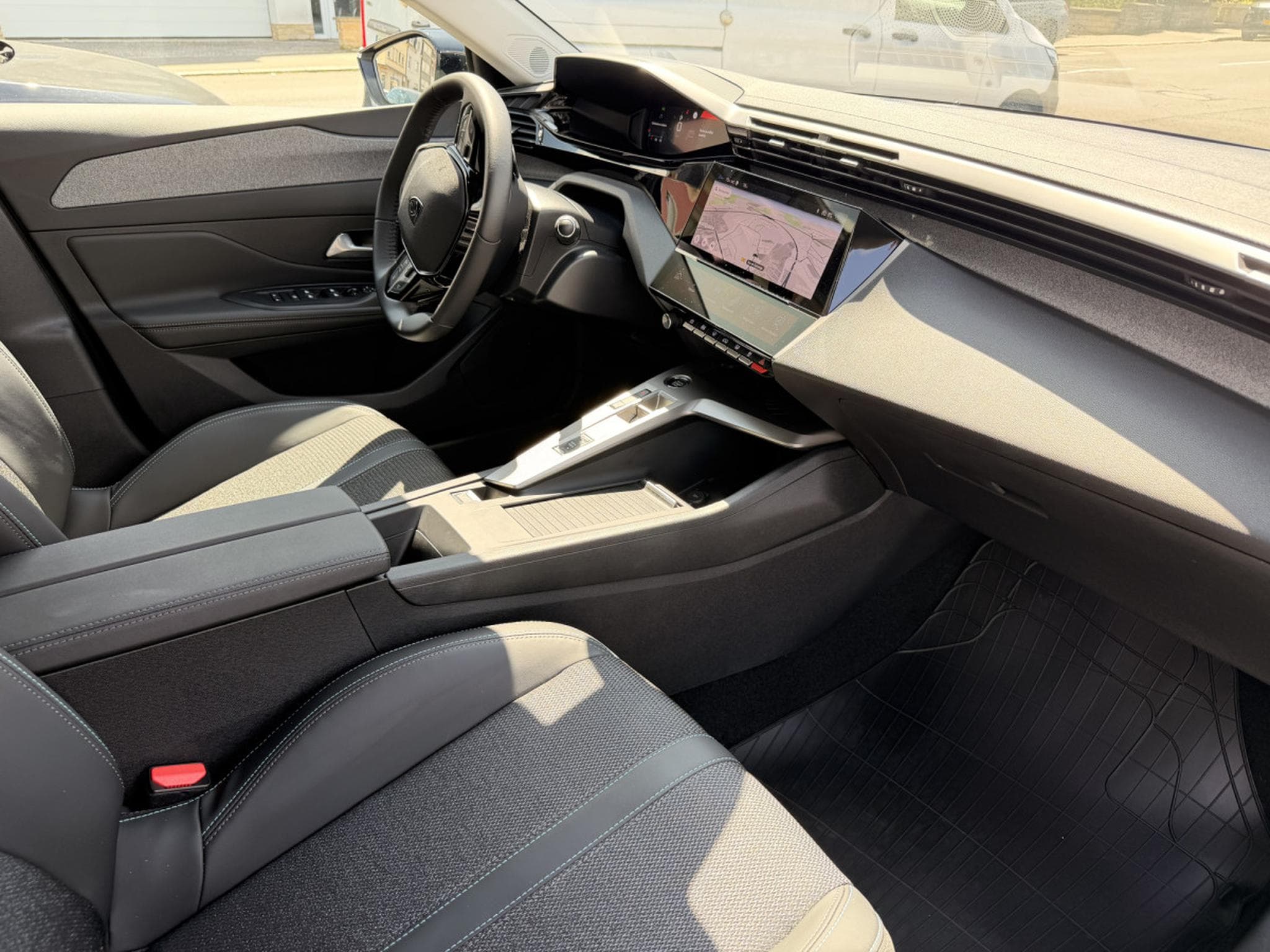 Peugeot 308 1.2 Hybride 145 ALLURE e-DCS6 (2025) - Foto 3
