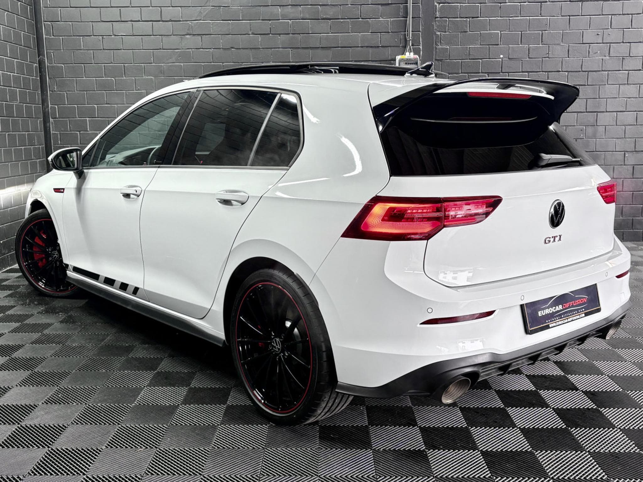 VW Golf GTI Clubsport 2.0 TSI 300 CV DSG7 *DCC* AKRA* MATRIX *PANO* (2023) - Foto 4
