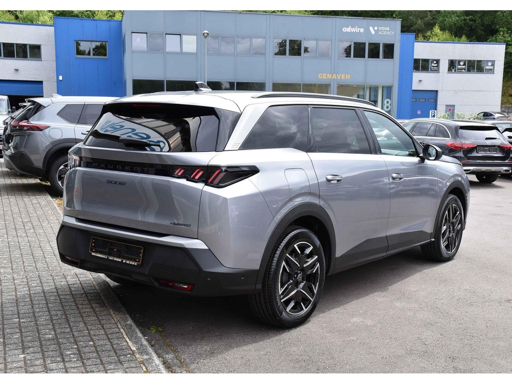 Peugeot 5008 Hybrid 145 Allure e-DCS6 ACC CAM360 JA19 NEUF (2026) - Photo 4