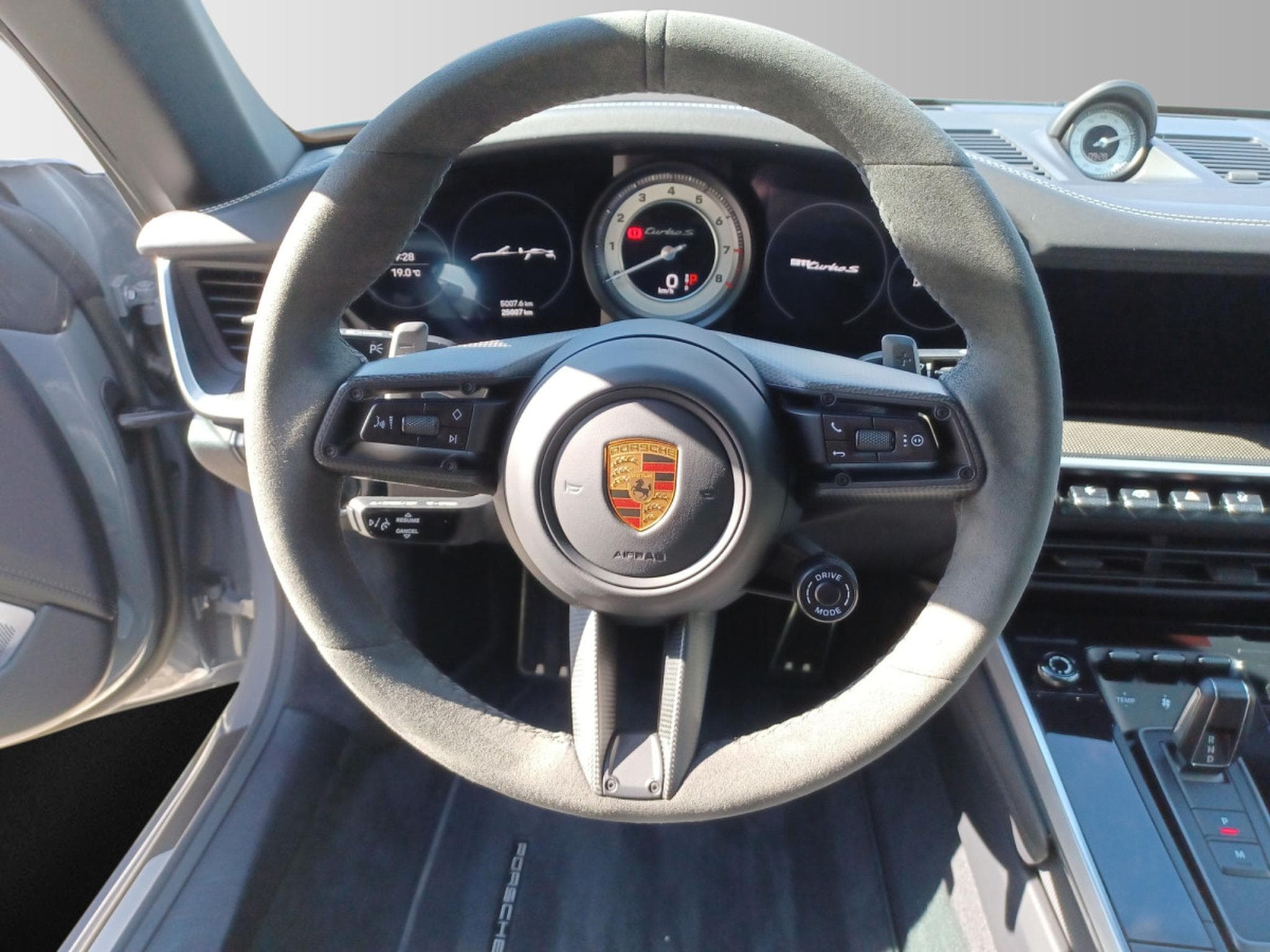 Porsche 911 Turbo S Cabriolet (2023) - Photo 12