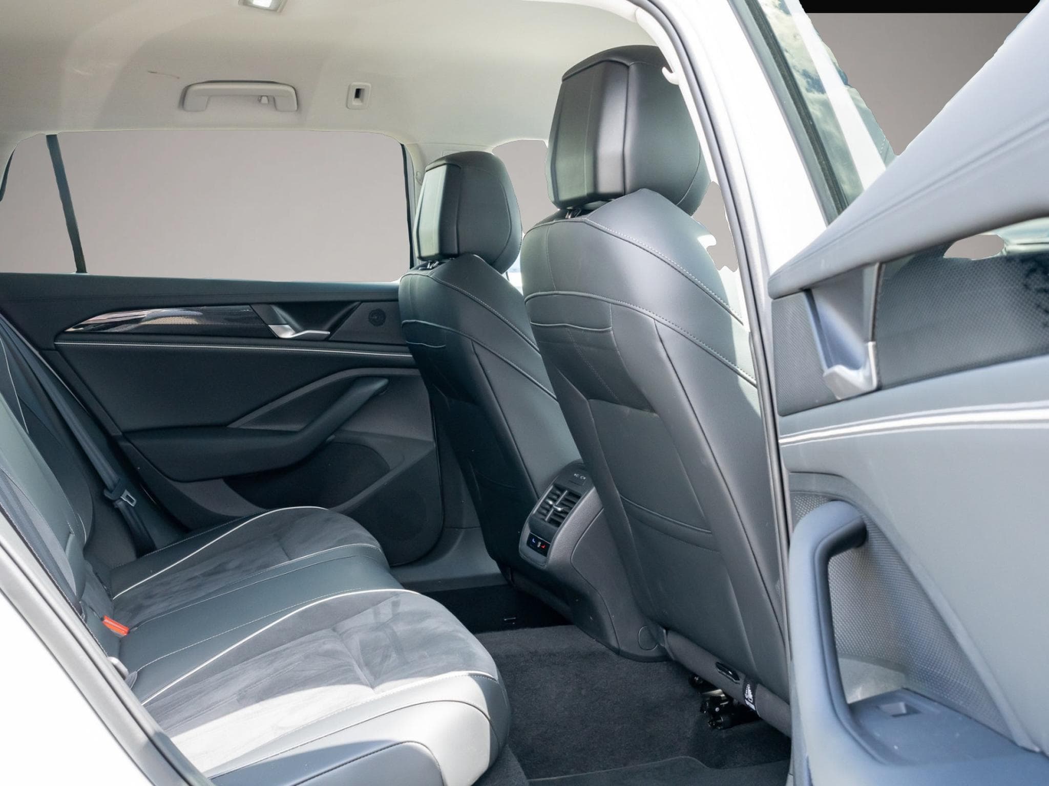 VW Passat (2025) - Photo 4