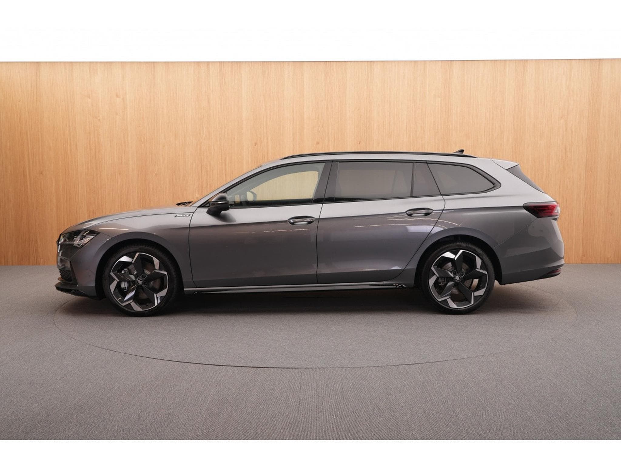 Skoda Superb Combi Sportline 2.0 TDI DSG7 110kW-150CV - DCC+ - Attelage - (2025) - Photo 4