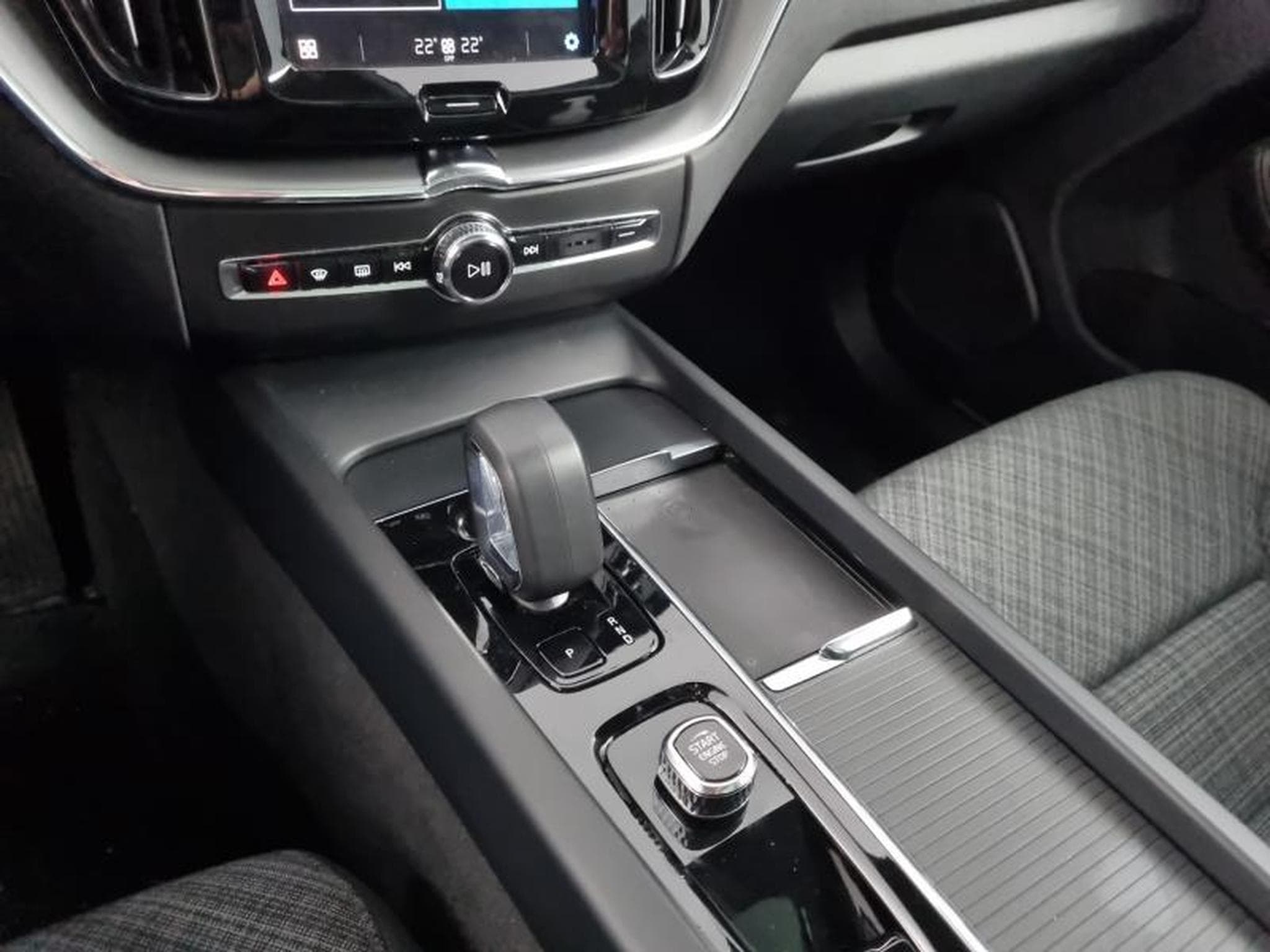 Volvo XC60 -50% T6 Hybride Rechargeable 253 + 145ch 8 AWD Core Bright (2024) - Photo 17