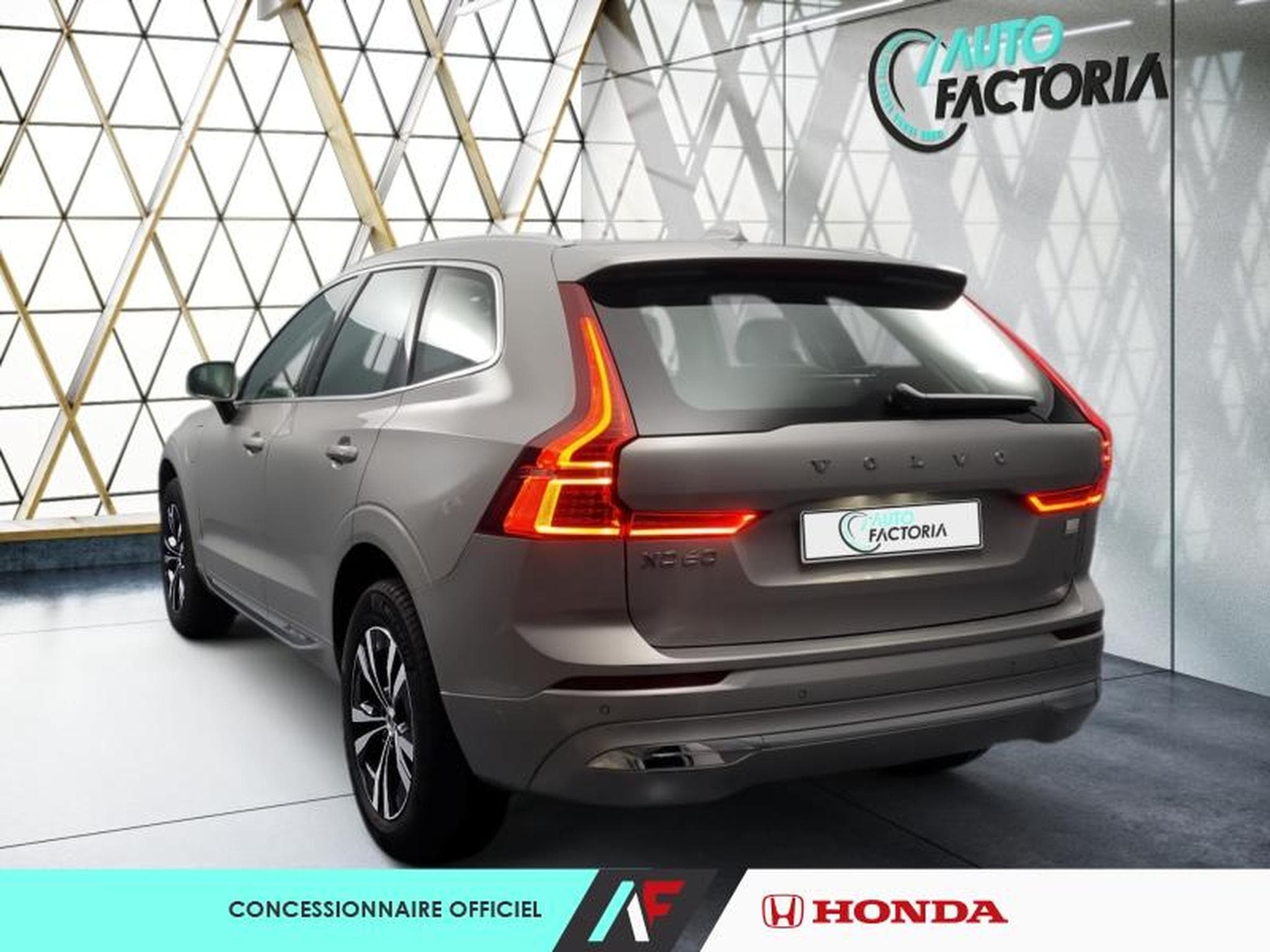Volvo XC60 -50% T6 Hybride Rechargeable 253 + 145ch 8 AWD Core Bright (2024) - Photo 2
