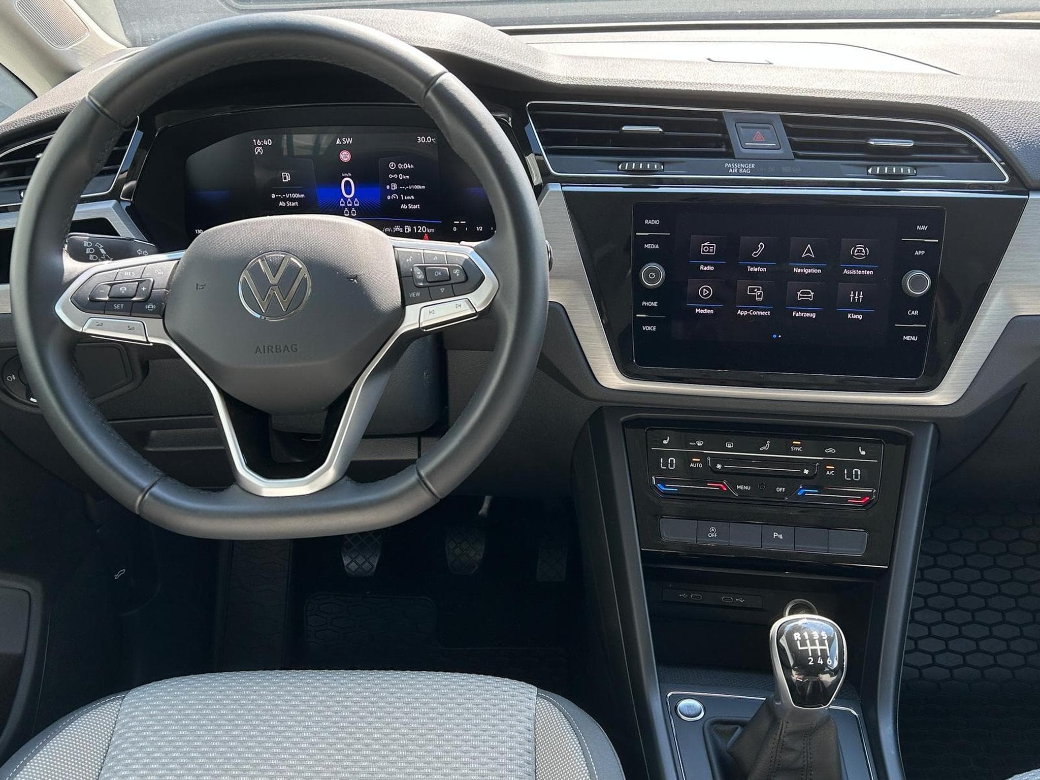 VW Touran 1.5 TSI 7 (2024) - Photo 8