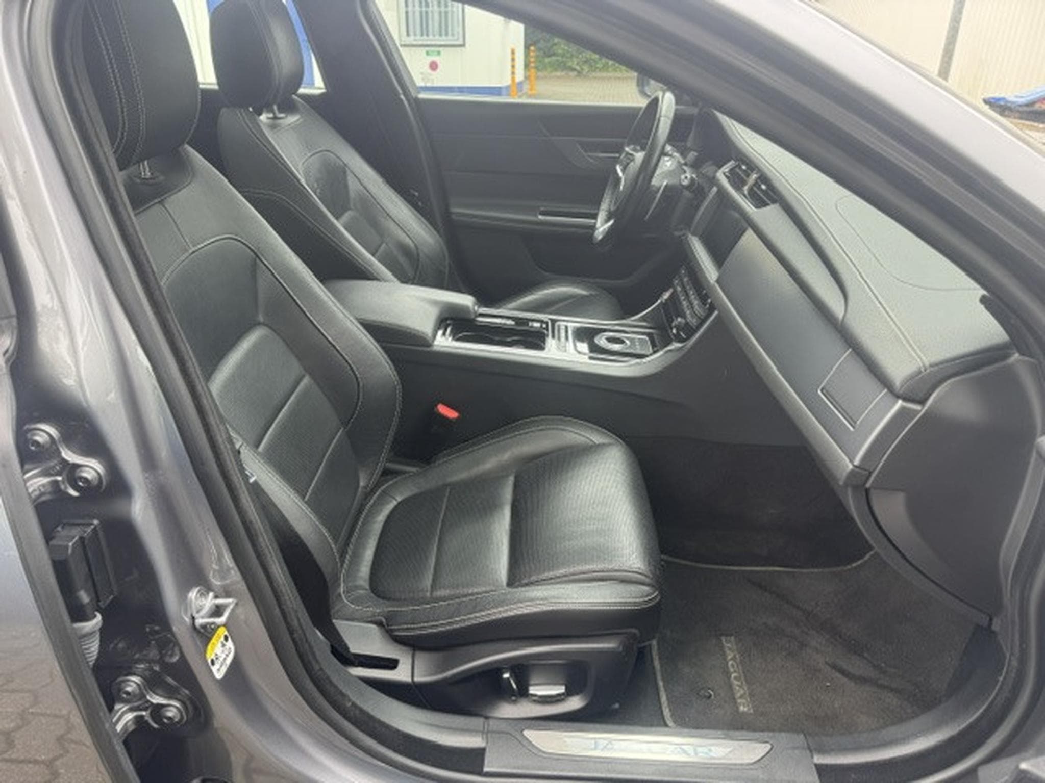 Jaguar XF JAGUAR XF 2.0 D R-SPORT PANORAMA LEDER NAVI KAMERA KEYLESS (2020) - Foto 4