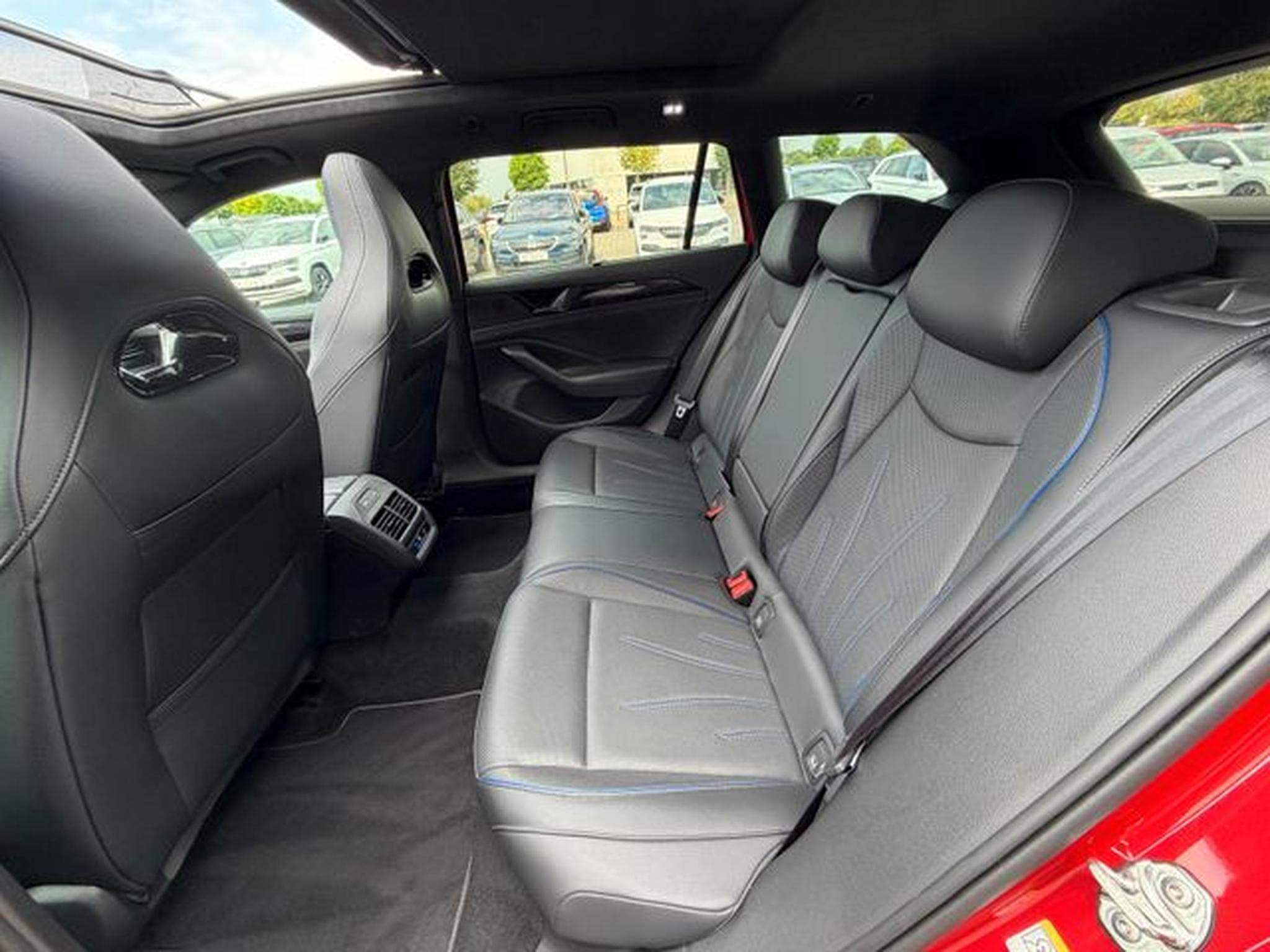 VW Passat Passat 2.0TDI 4x4 R-Line Leder Pano Signature (2024) - Photo 11