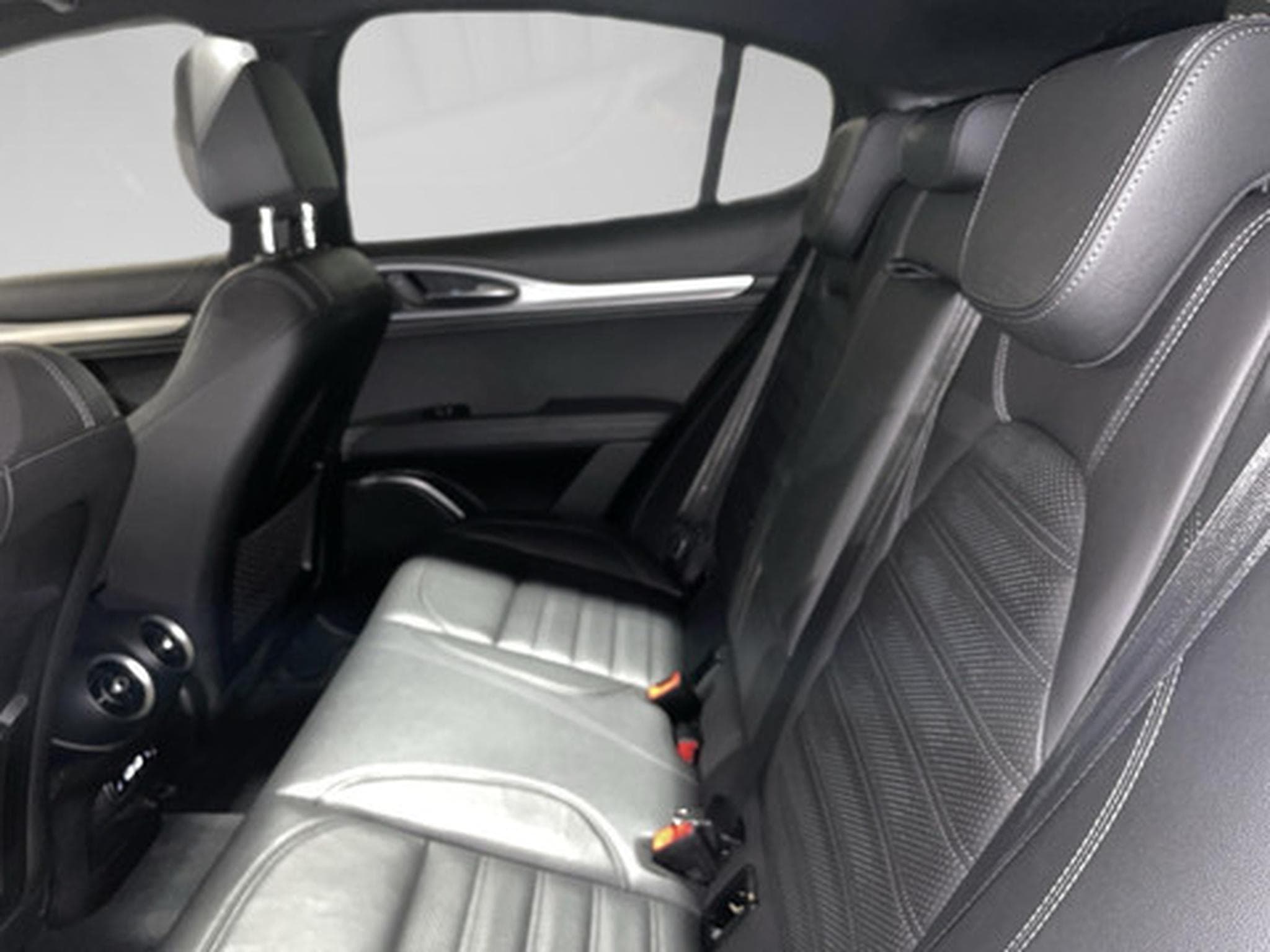 Alfa-Romeo Stelvio 2.0 280 GT Junior Ocra AWD (2022) - Photo 11