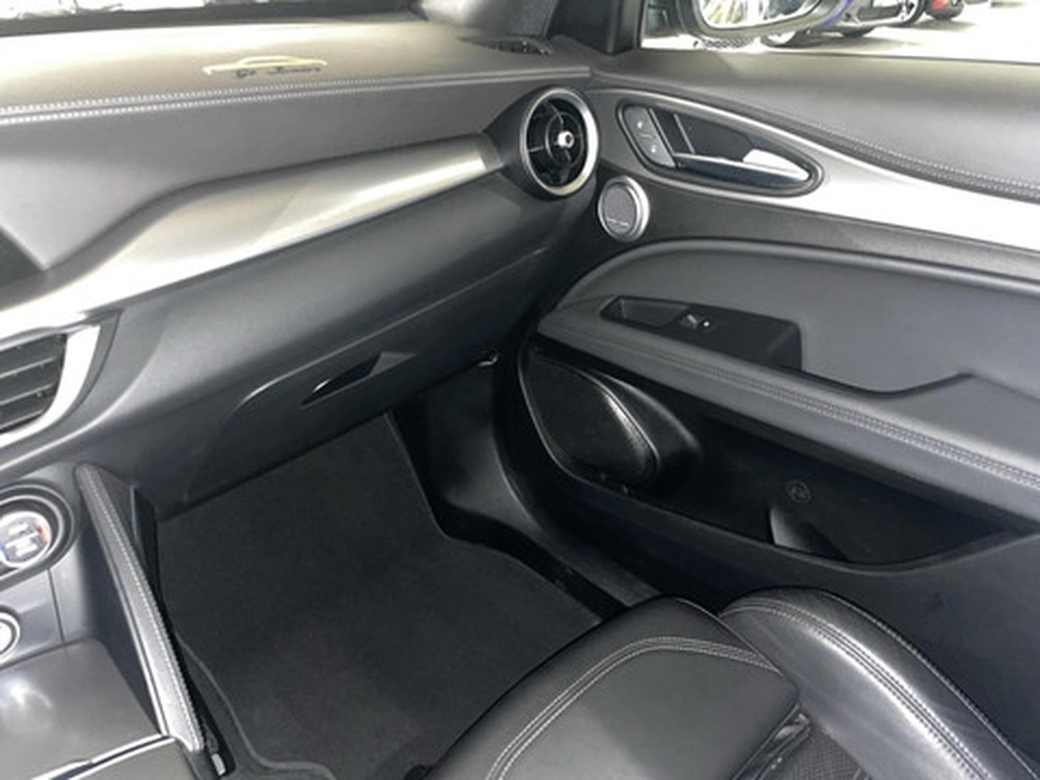 Alfa-Romeo Stelvio 2.0 280 GT Junior Ocra AWD (2022) - Photo 9