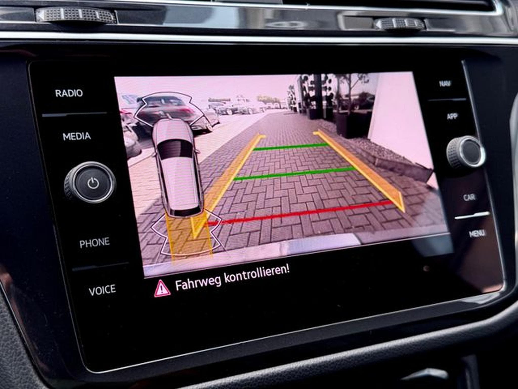 VW Tiguan Tiguan R-Line 2.0 TDI DSG 4M /IQ LIGHT/20''/AHK/ (2021) - Photo 16
