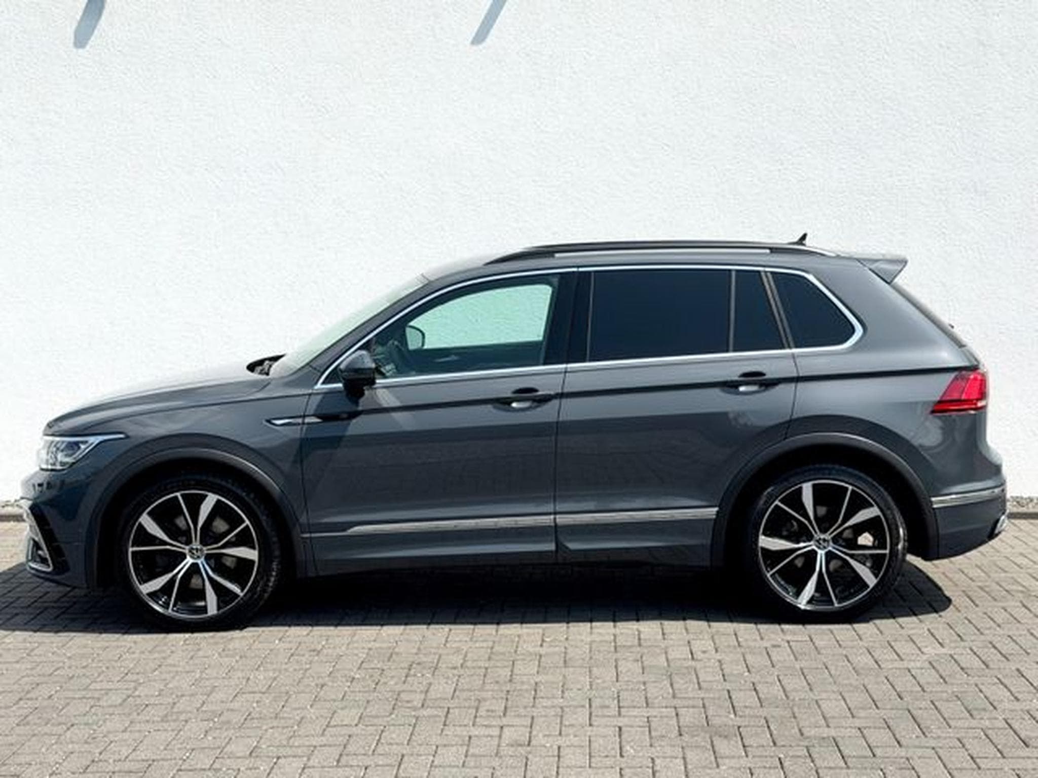 VW Tiguan Tiguan R-Line 2.0 TDI DSG 4M /IQ LIGHT/20''/AHK/ (2021) - Photo 8