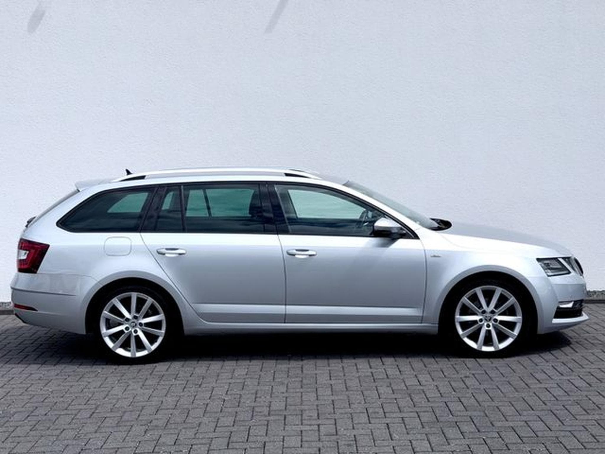 Skoda Octavia Octavia Combi 1.5 TSI DSG /NAVI/LED/ACC/CARPLAY/ (2019) - Photo 4