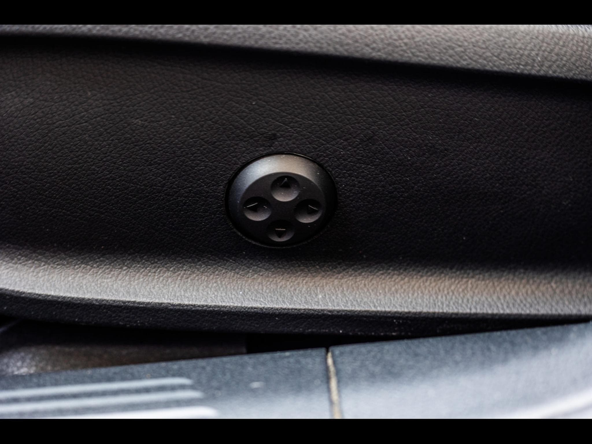 Mercedes CLA 200 COUPE AMG-LINE – MOUNTAINGRAU METALLIC (2019) - Photo 19