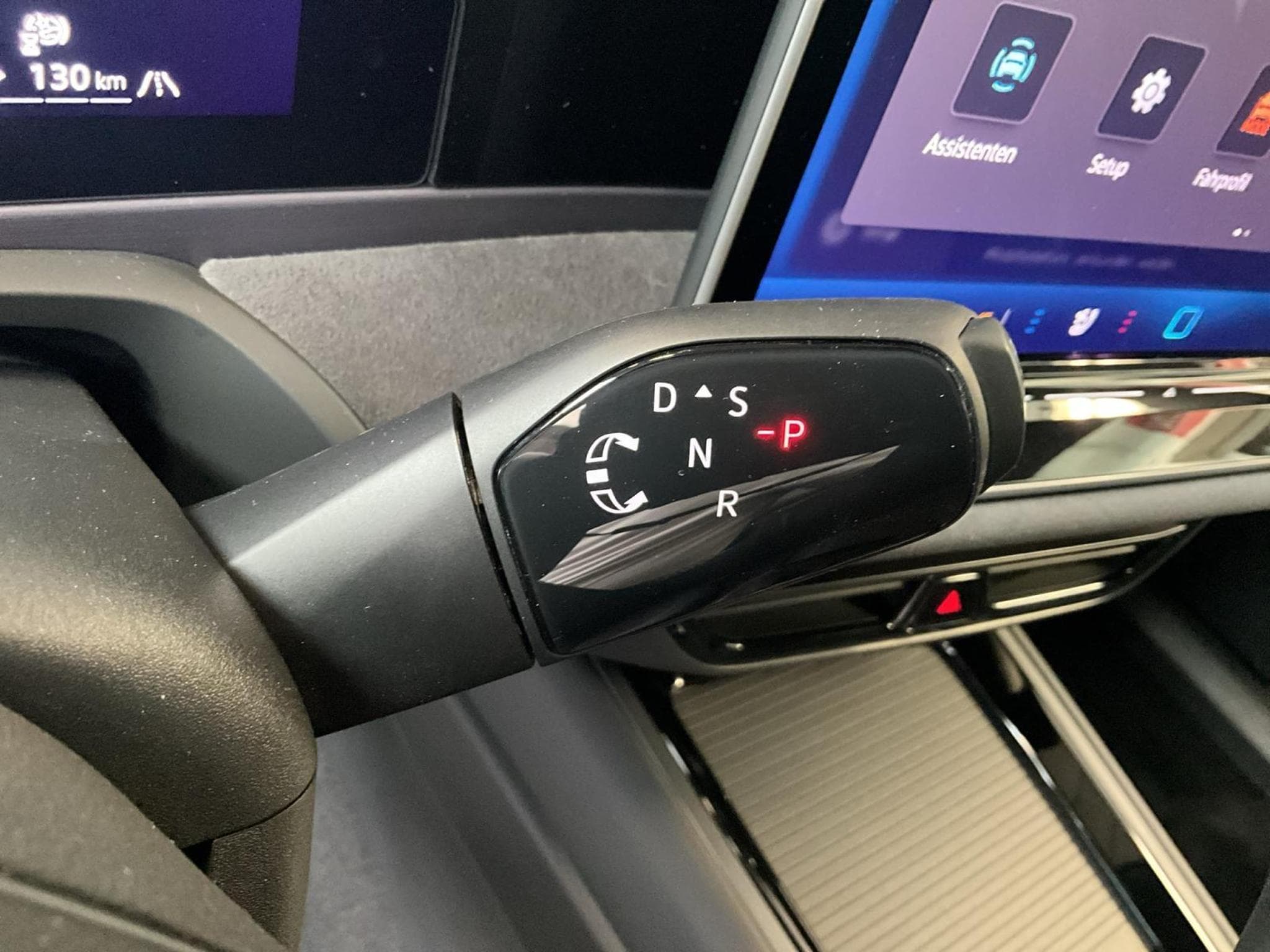 VW Passat R-Line+DSG+4M+IQ-Drive+Pano+Soundsystem+AHK (2024) - Foto 12