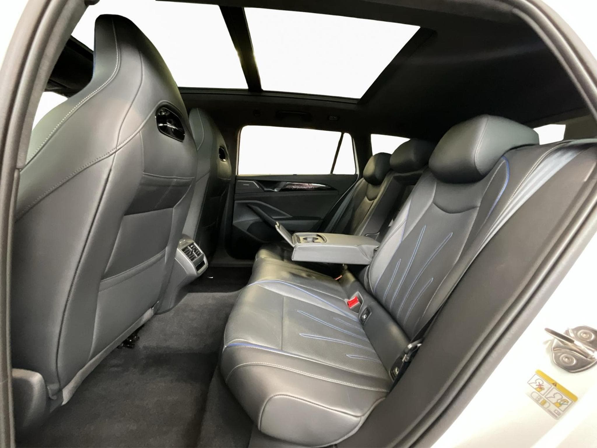 VW Passat R-Line+DSG+4M+IQ-Drive+Pano+Soundsystem+AHK (2024) - Foto 16