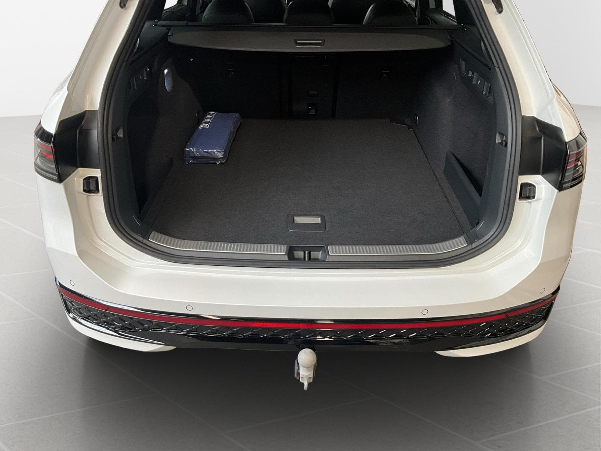 VW Passat R-Line+DSG+4M+IQ-Drive+Pano+Soundsystem+AHK (2024) - Foto 17