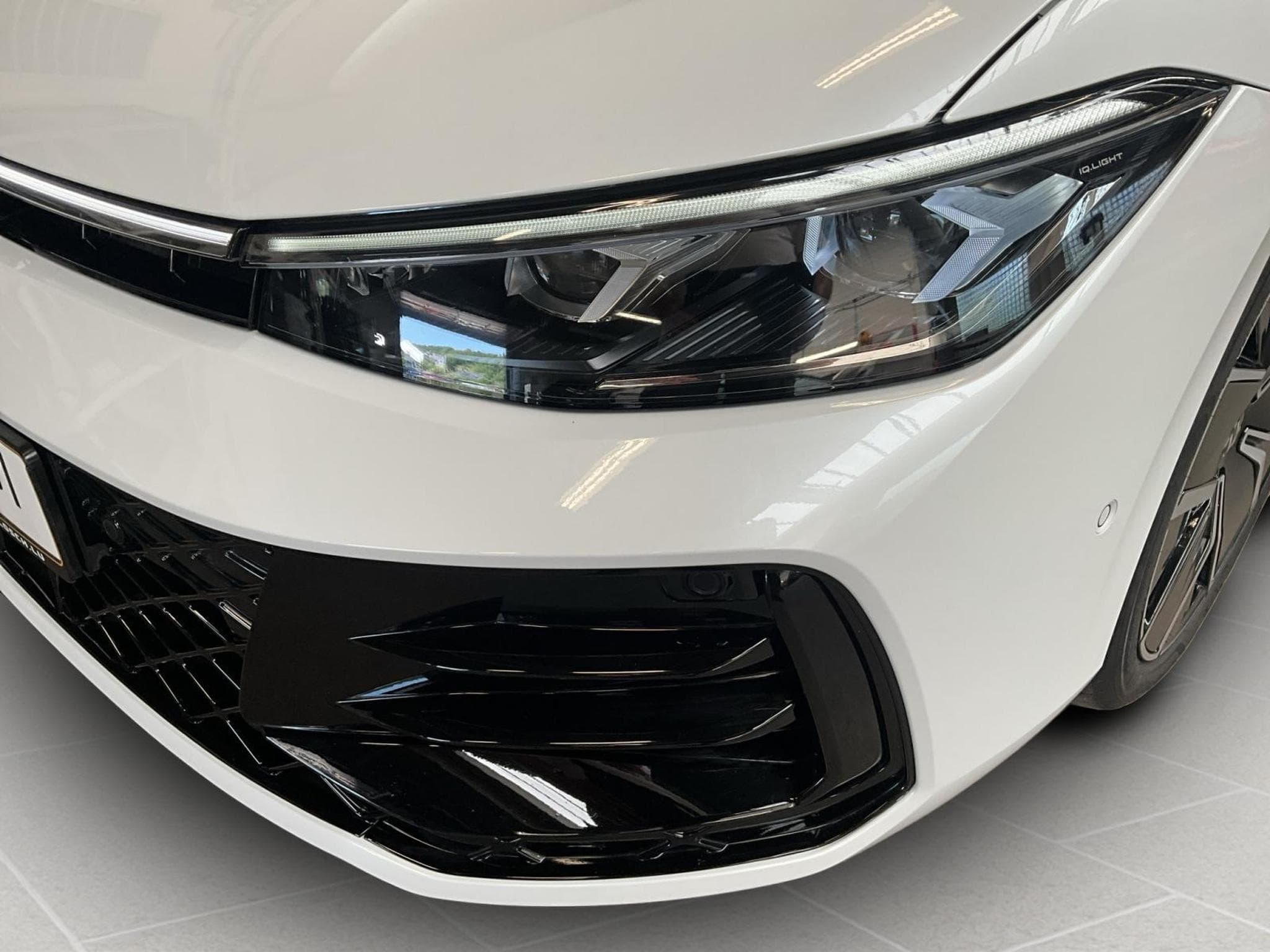 VW Passat R-Line+DSG+4M+IQ-Drive+Pano+Soundsystem+AHK (2024) - Foto 18