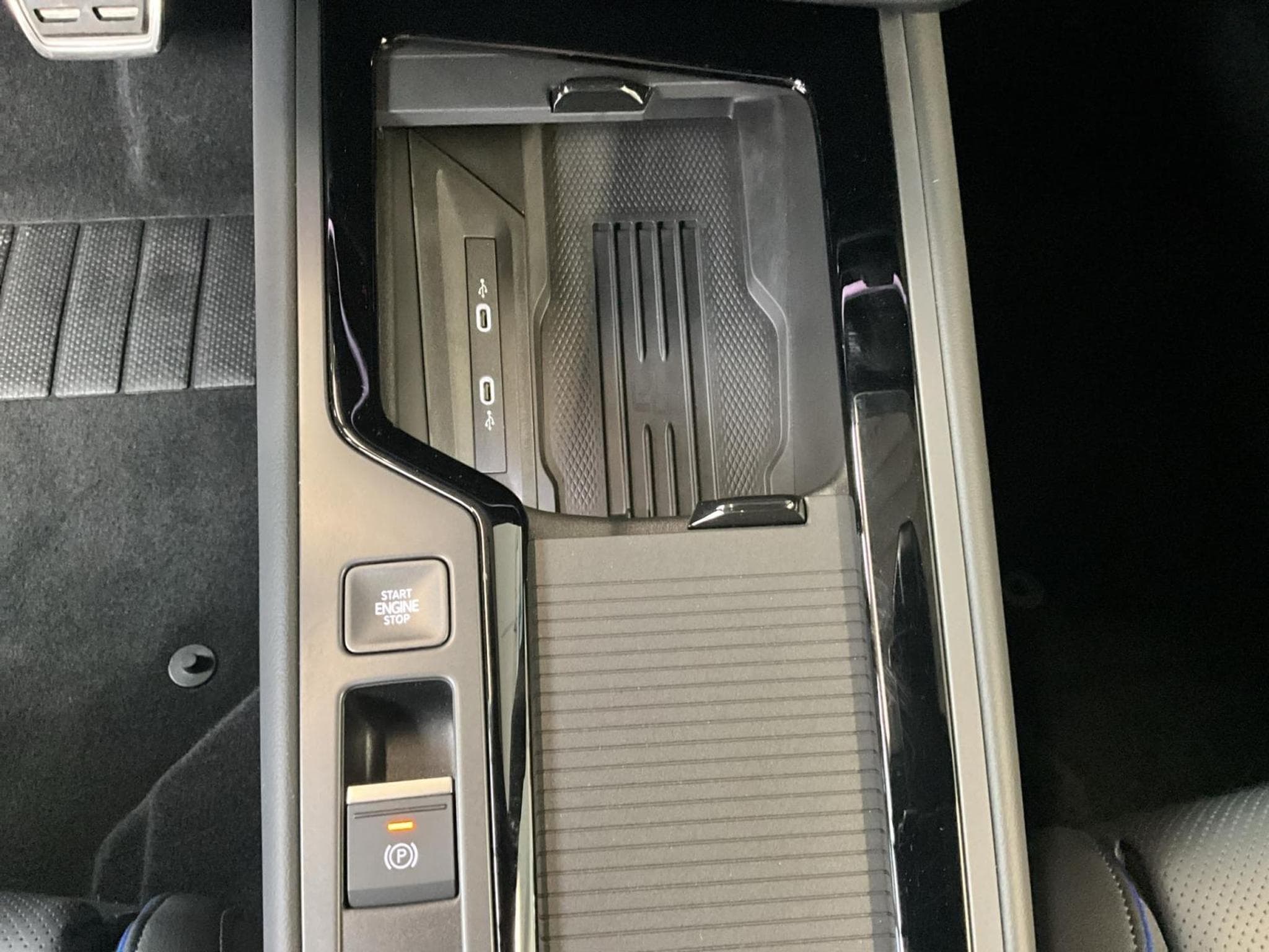 VW Passat R-Line+DSG+4M+IQ-Drive+Pano+Soundsystem+AHK (2024) - Foto 22