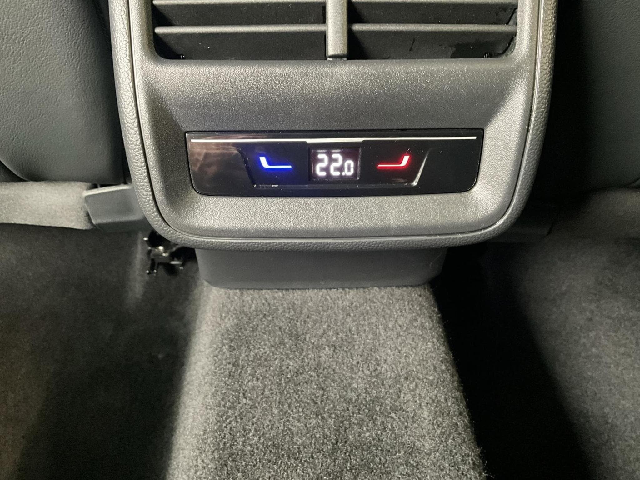 VW Passat R-Line+DSG+4M+IQ-Drive+Pano+Soundsystem+AHK (2024) - Foto 23
