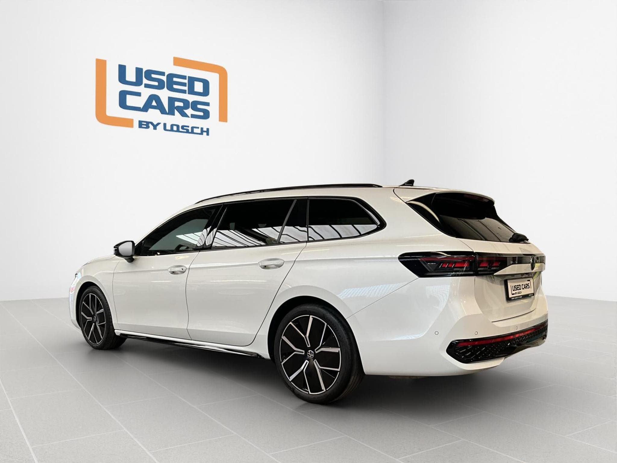 VW Passat R-Line+DSG+4M+IQ-Drive+Pano+Soundsystem+AHK (2024) - Foto 5