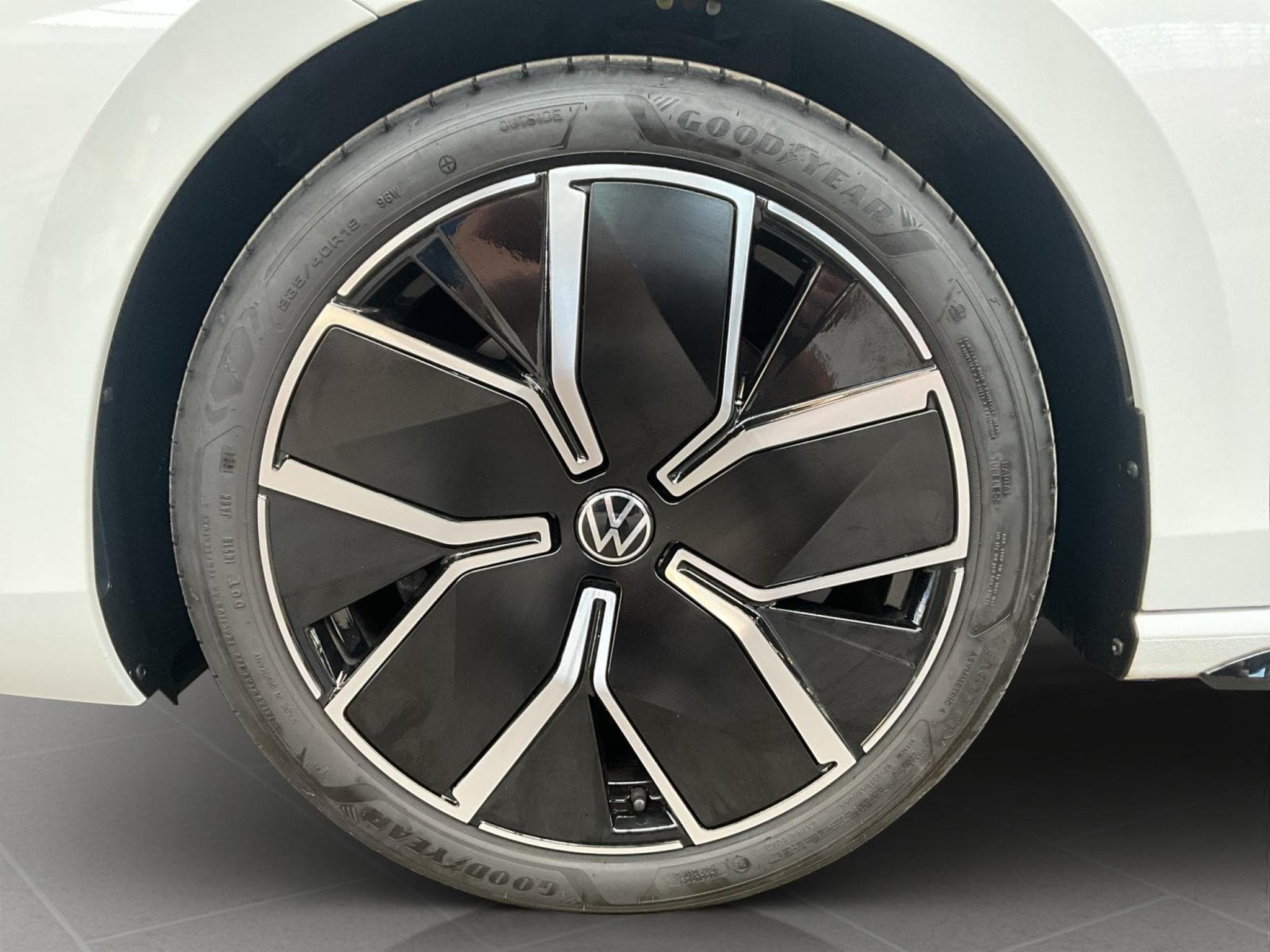 VW Passat R-Line+DSG+4M+IQ-Drive+Pano+Soundsystem+AHK (2024) - Foto 8