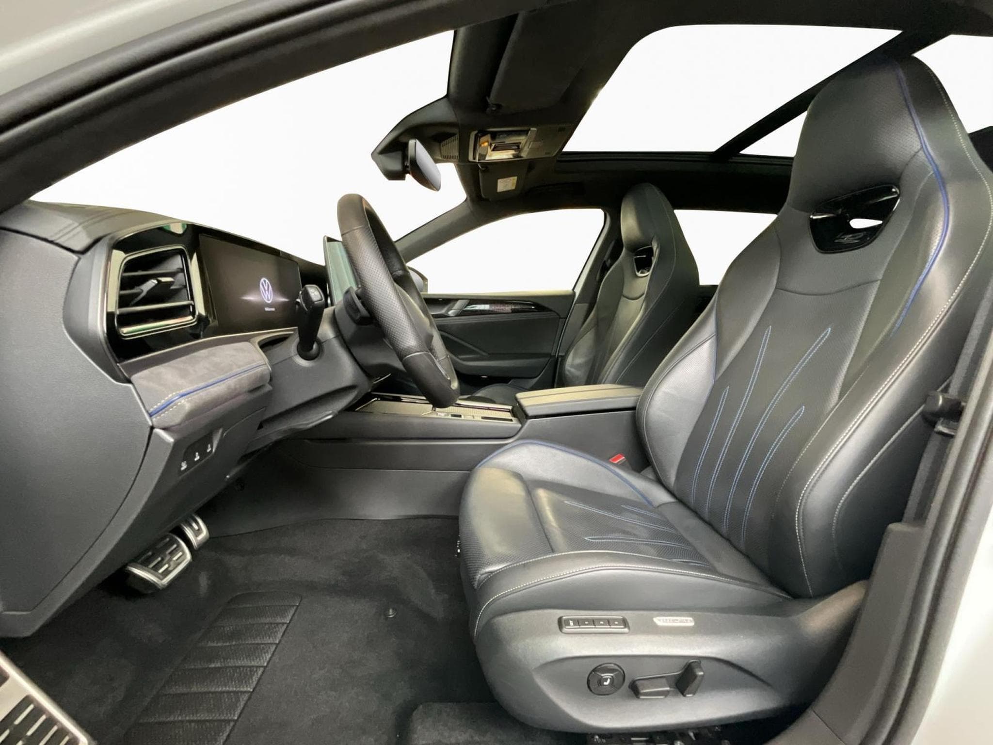VW Passat R-Line+DSG+4M+IQ-Drive+Pano+Soundsystem+AHK (2024) - Foto 9