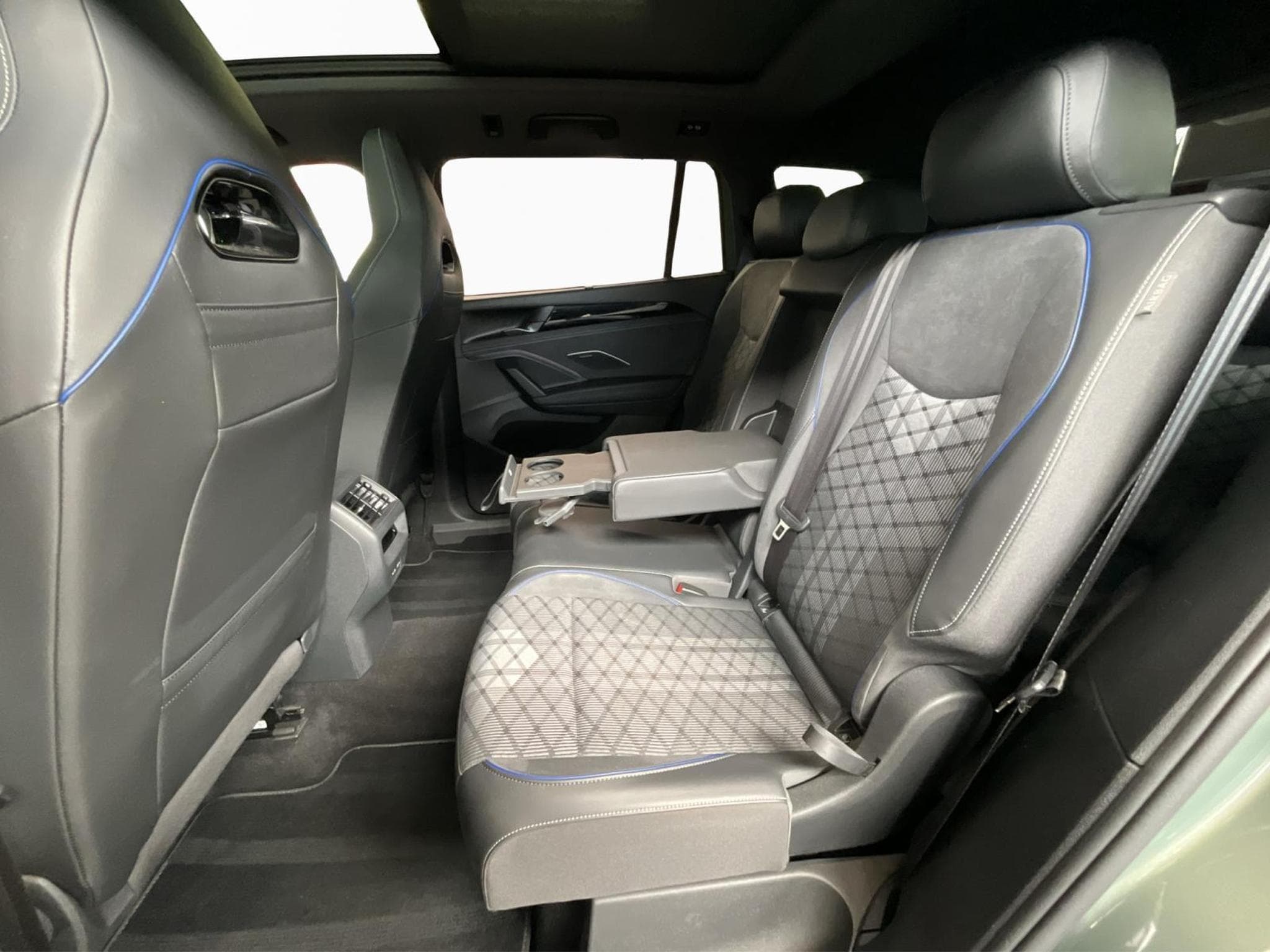 VW Tayron R-Line+DSG+4M+7Sitze+P.Confort+Pano+P.Travel+P.Info (2025) - Foto 16