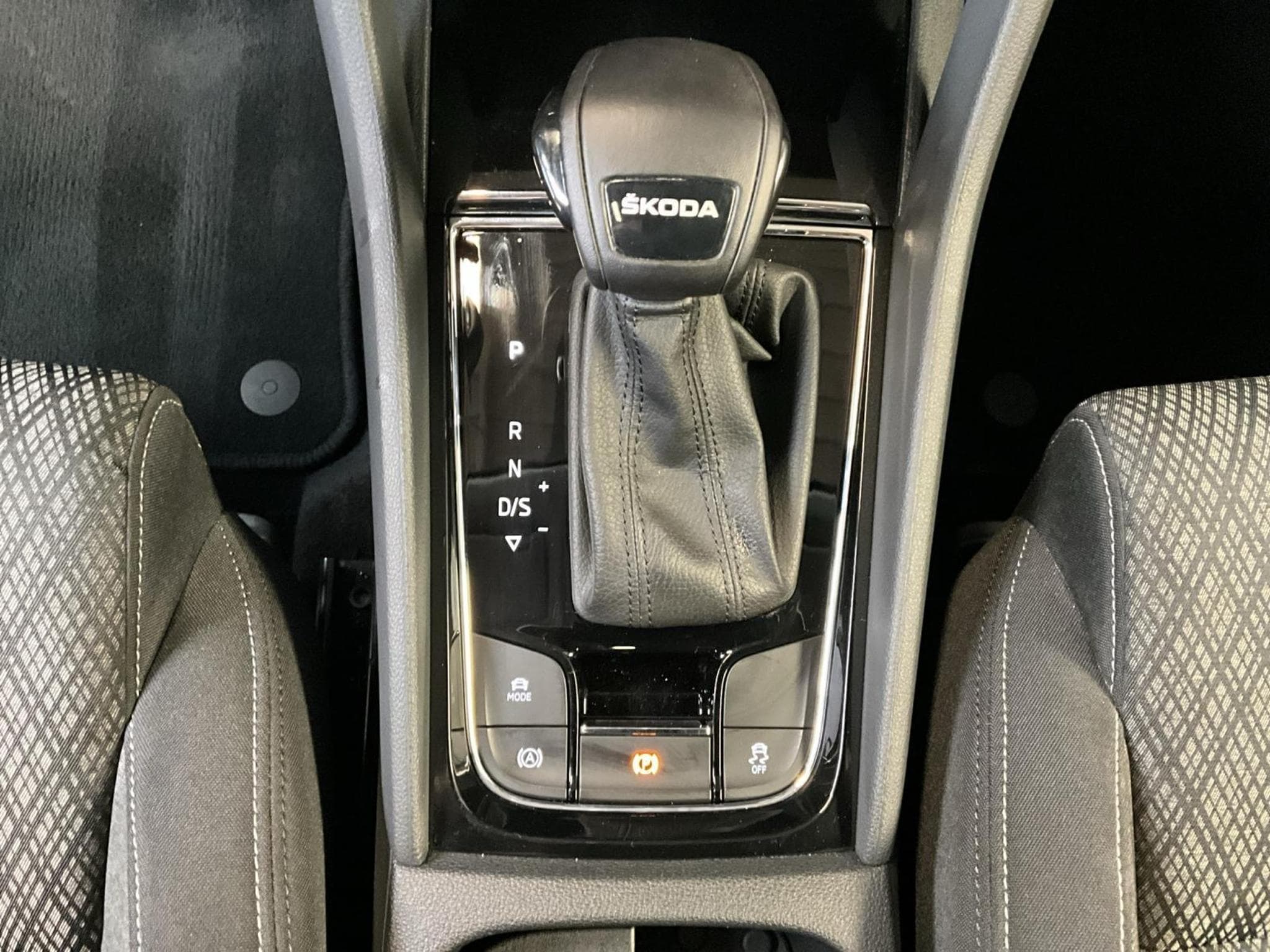 Skoda Karoq Style+DSG+LED+AHK+PANO+NAVI (2022) - Photo 12