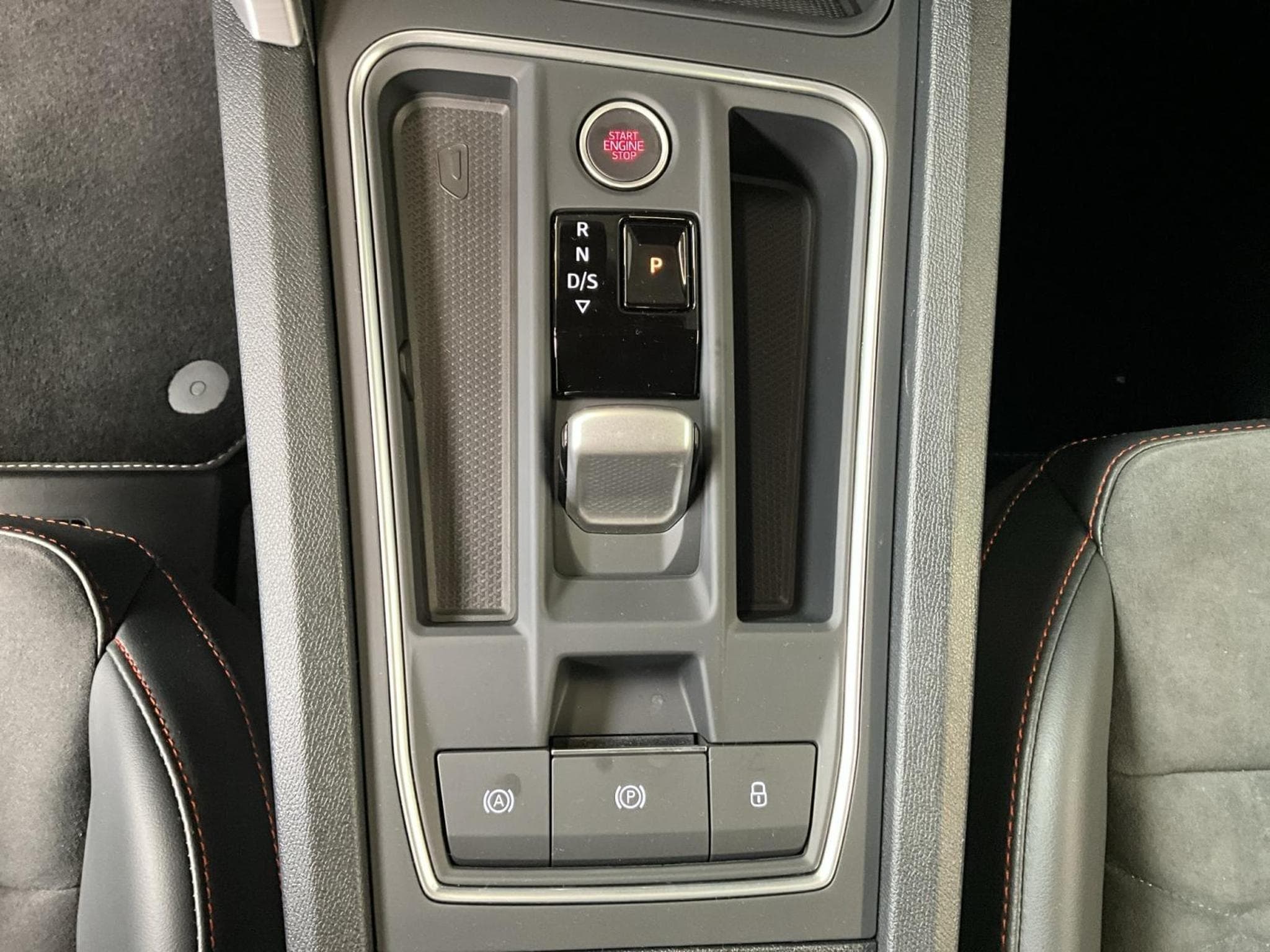 Seat Leon ST+FR+DSG+Matrix-LED+Pano+P.Vision+AHK (2025) - Photo 12