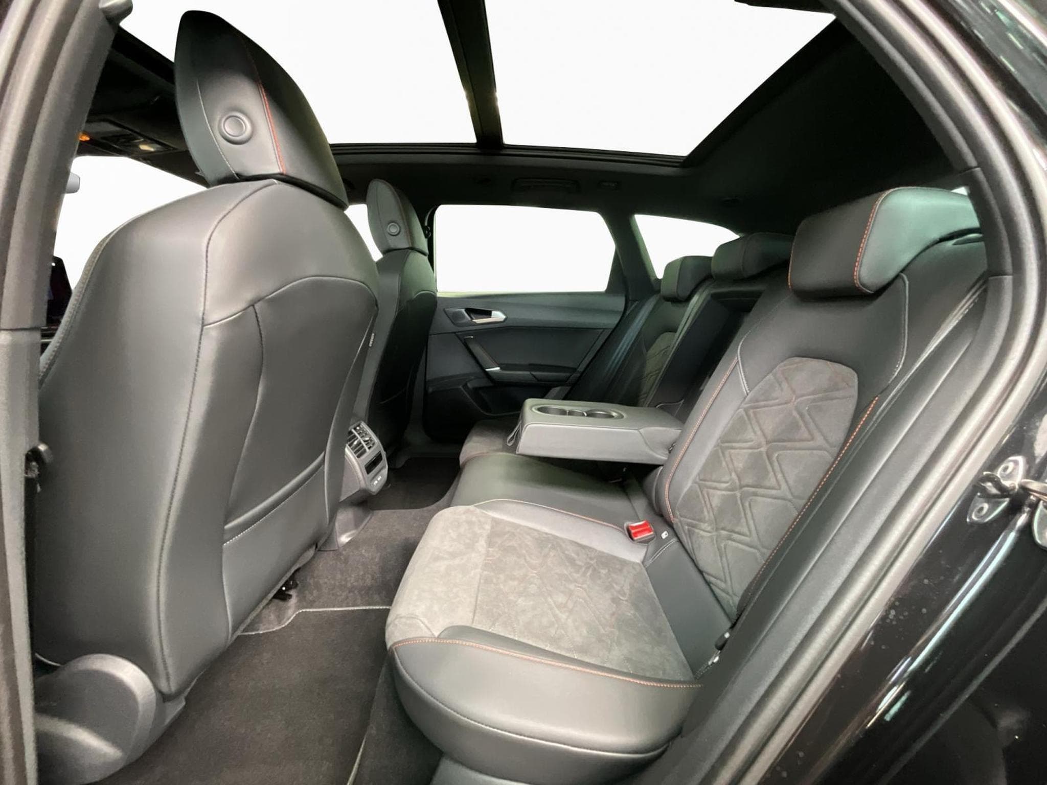 Seat Leon ST+FR+DSG+Matrix-LED+Pano+P.Vision+AHK (2025) - Photo 16