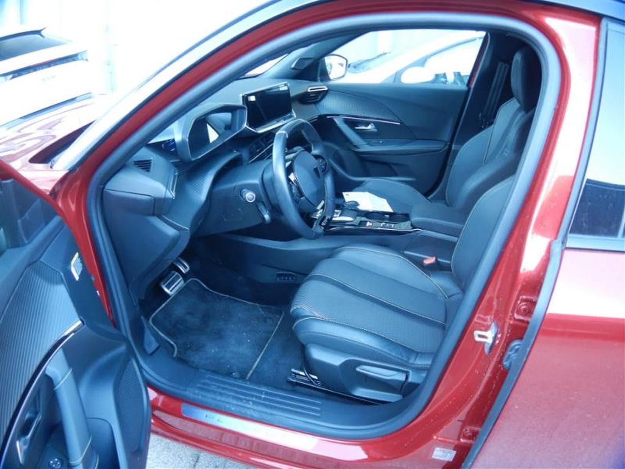 Peugeot E-2008 GT (2025) - Photo 10