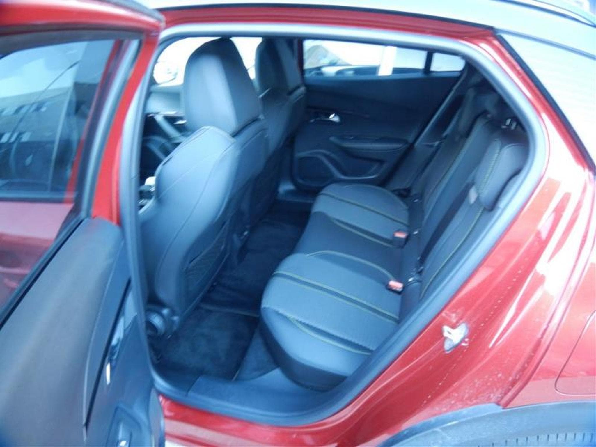 Peugeot E-2008 GT (2025) - Photo 12