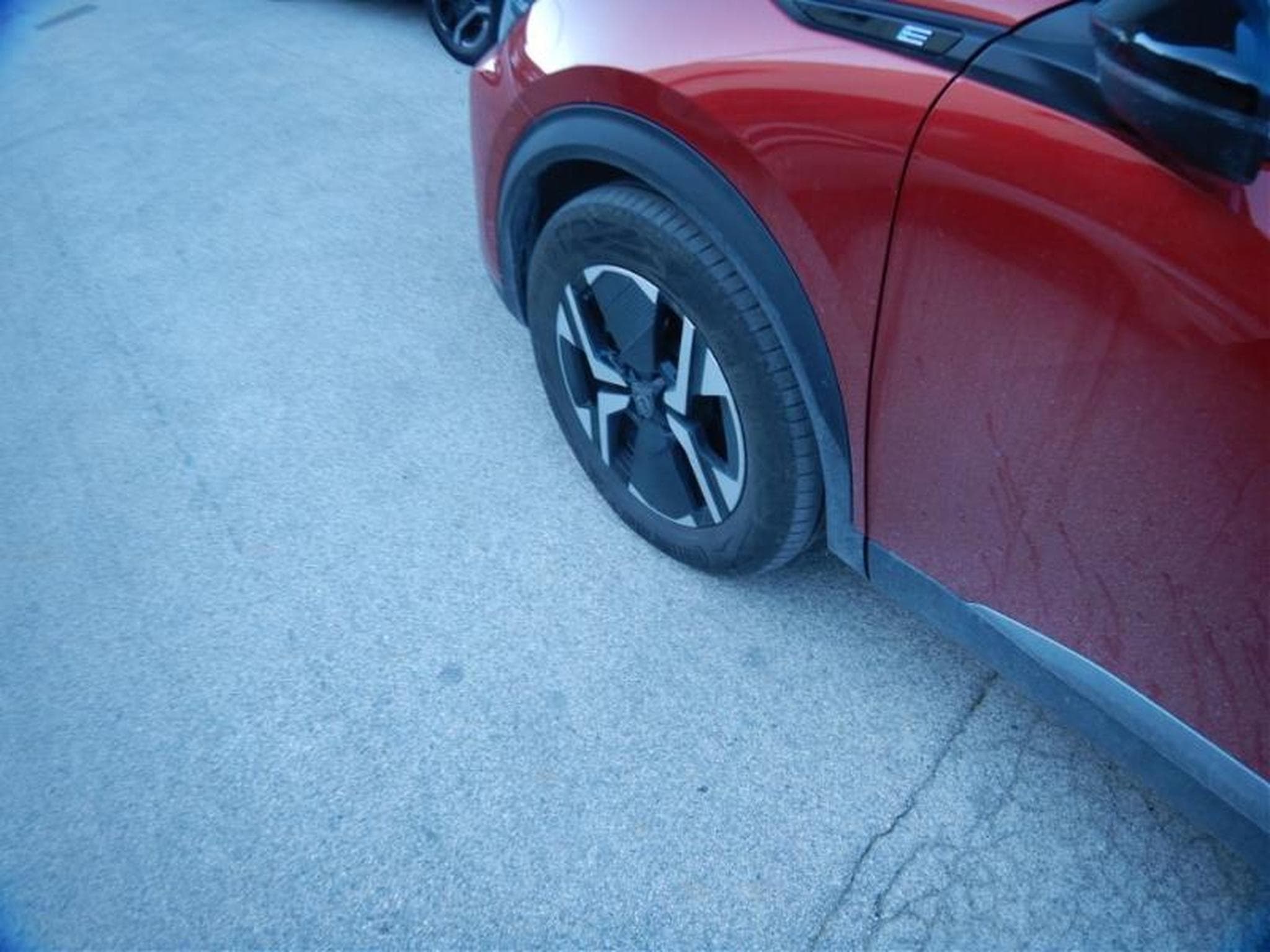 Peugeot E-2008 GT (2025) - Photo 19