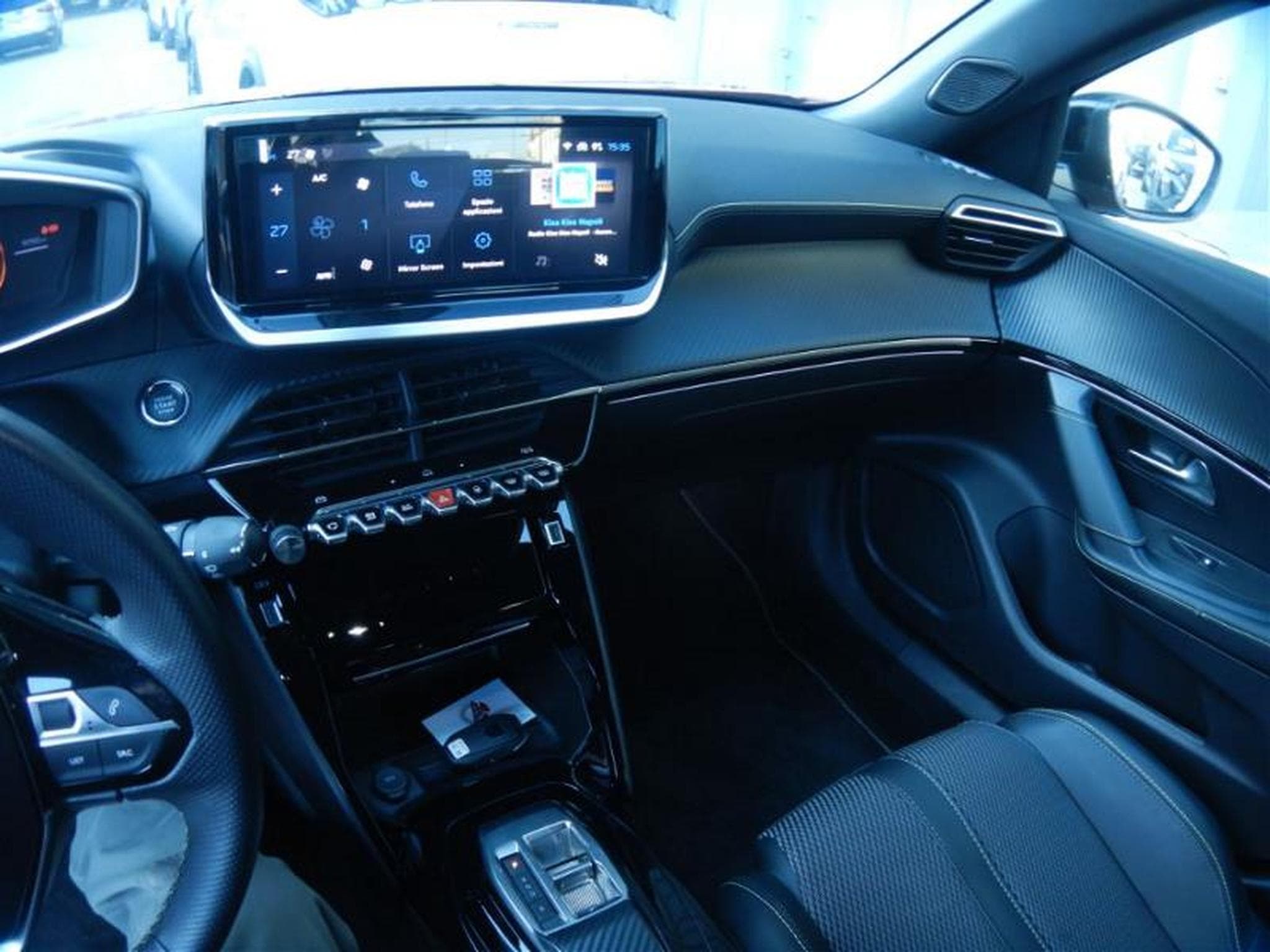 Peugeot E-2008 GT (2025) - Photo 9