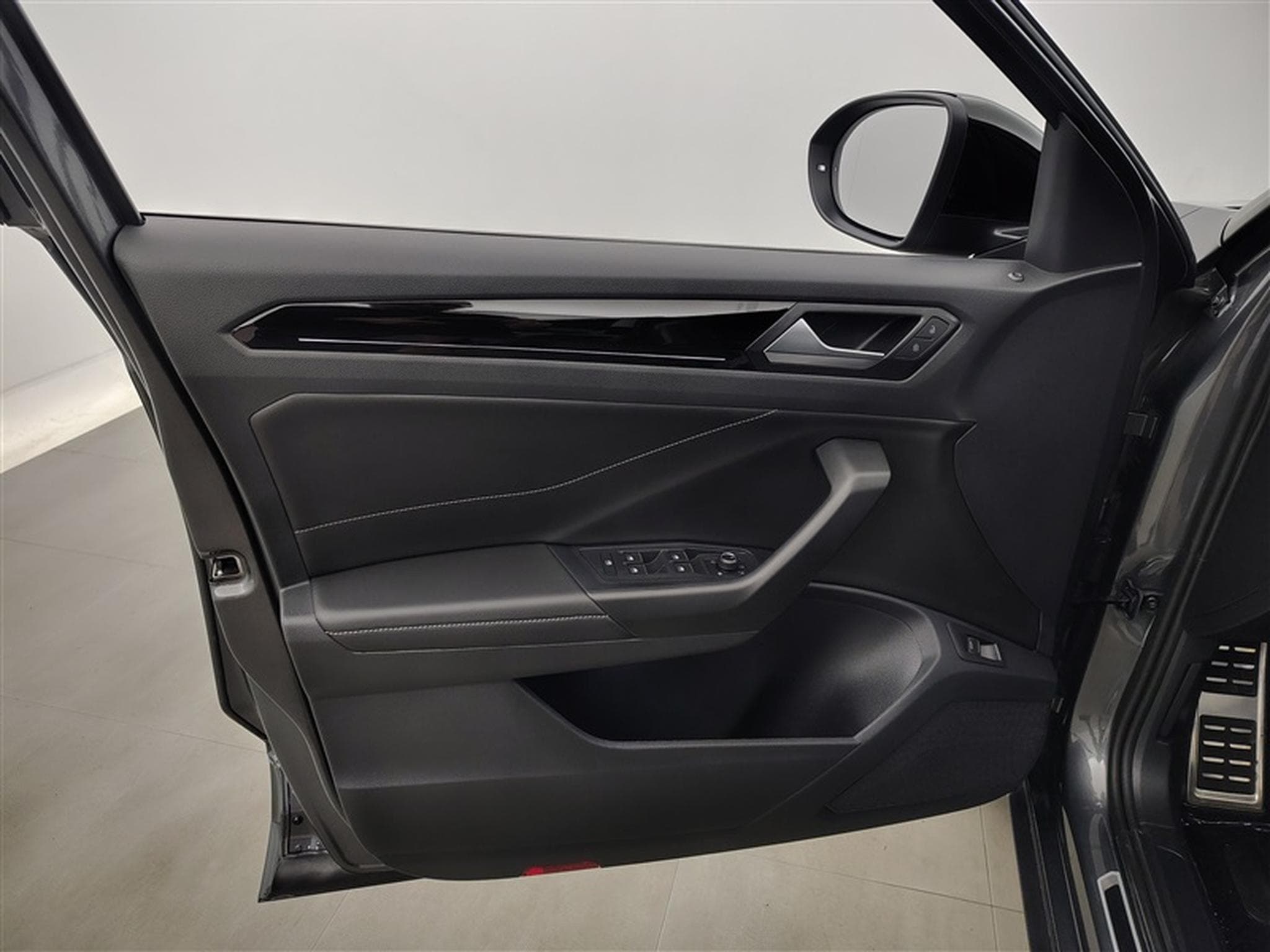 VW T-Roc R-line Ultimate Black (2026) - Photo 17