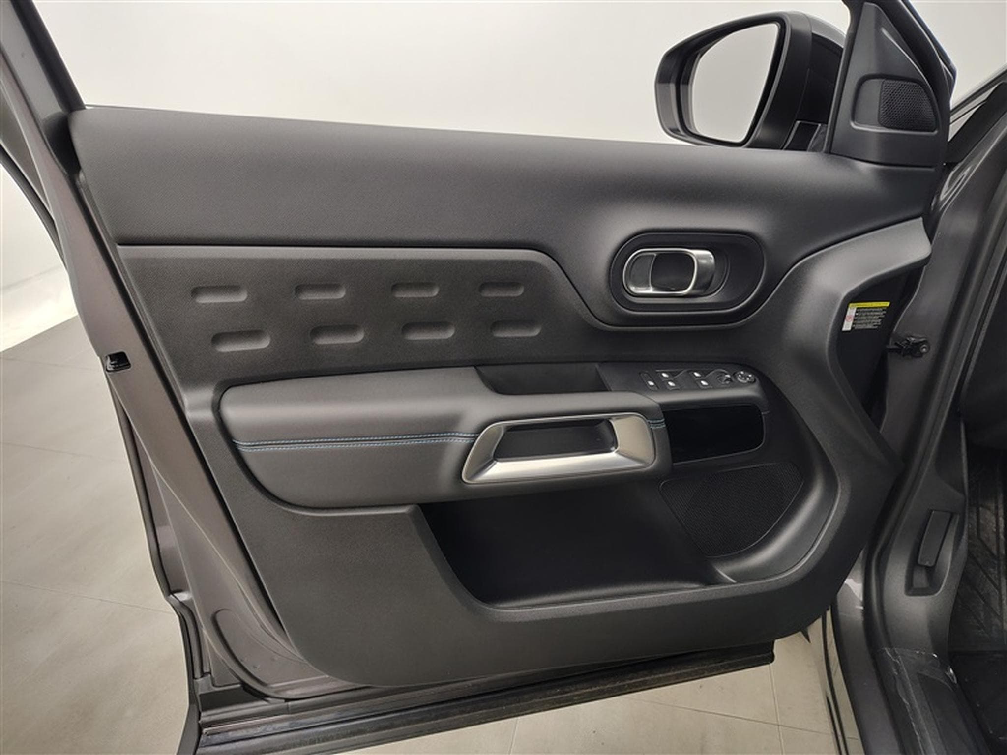 Citroen C5 Aircross 1.5 BlueHDi 130cv EAT8 PLUS NAVI / FULL LED / S-CUIR / JA 19 (2025) - Photo 17